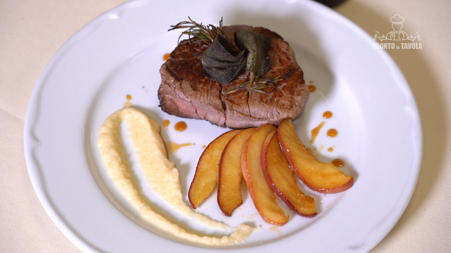 Tournedos al vino rosso con purea di mele e mele caramellate