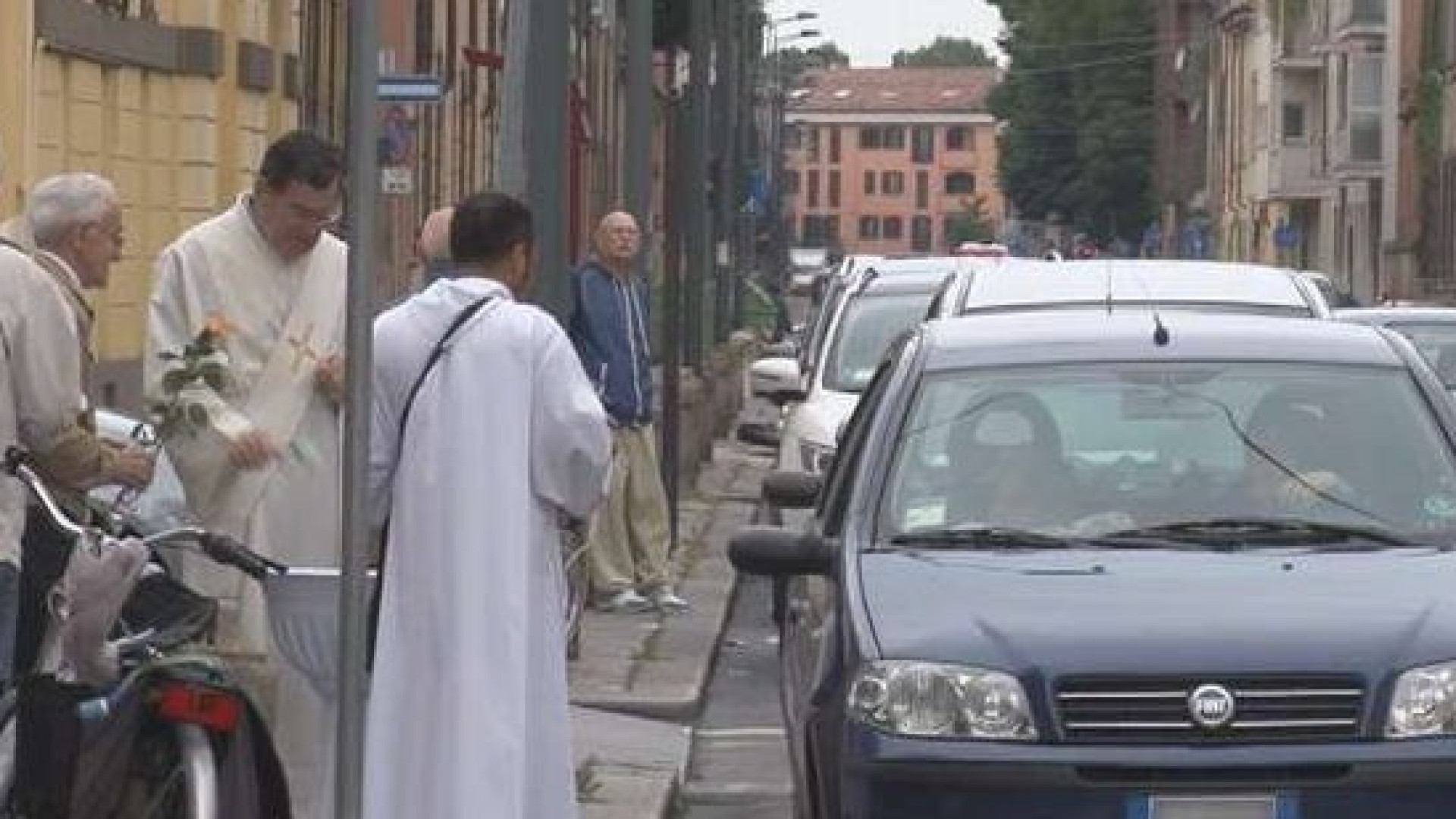 Auto e scooter in coda sullo Stradone Farnese per la benedizione di Santa Rita