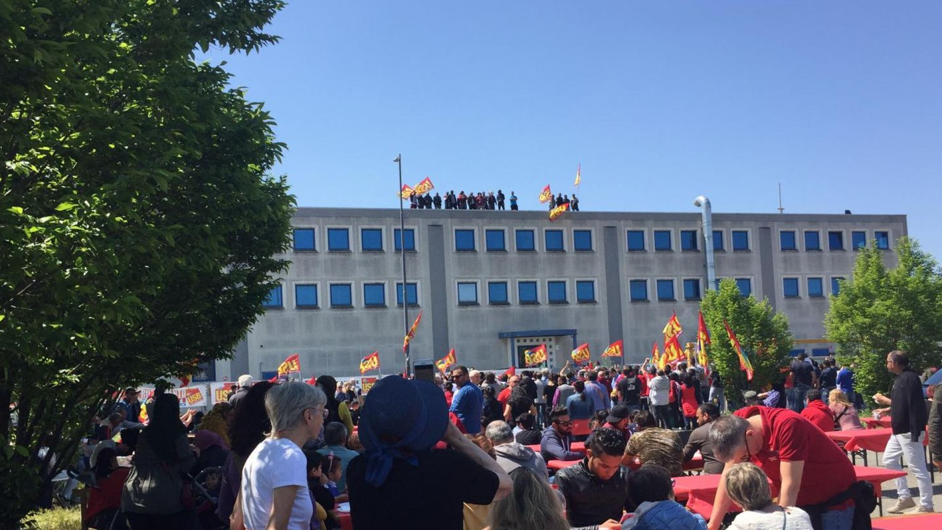 Facchini sul tetto della Gls, dopo 15 giorni termina la clamorosa protesta dei lavoratori