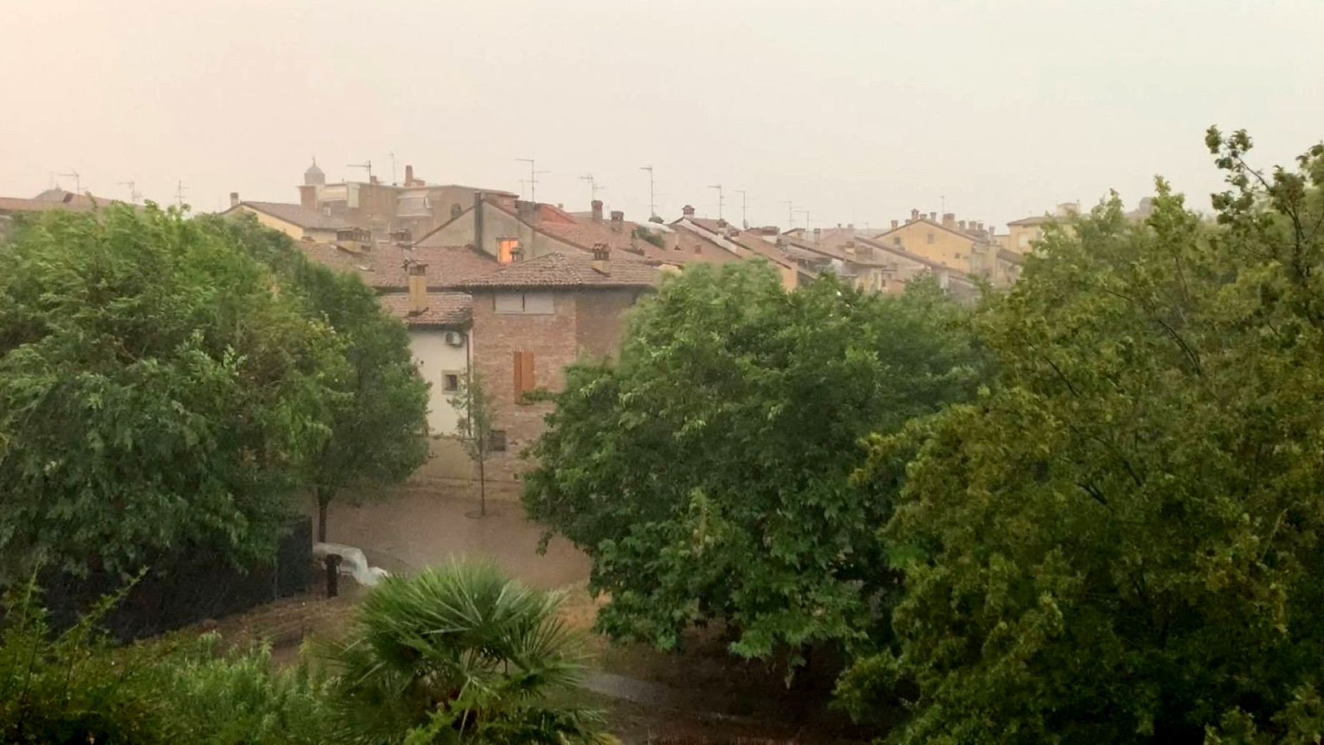 Maltempo, l'esperto: "Unione di più celle temporalesche. Fenomeno non prevedibile"