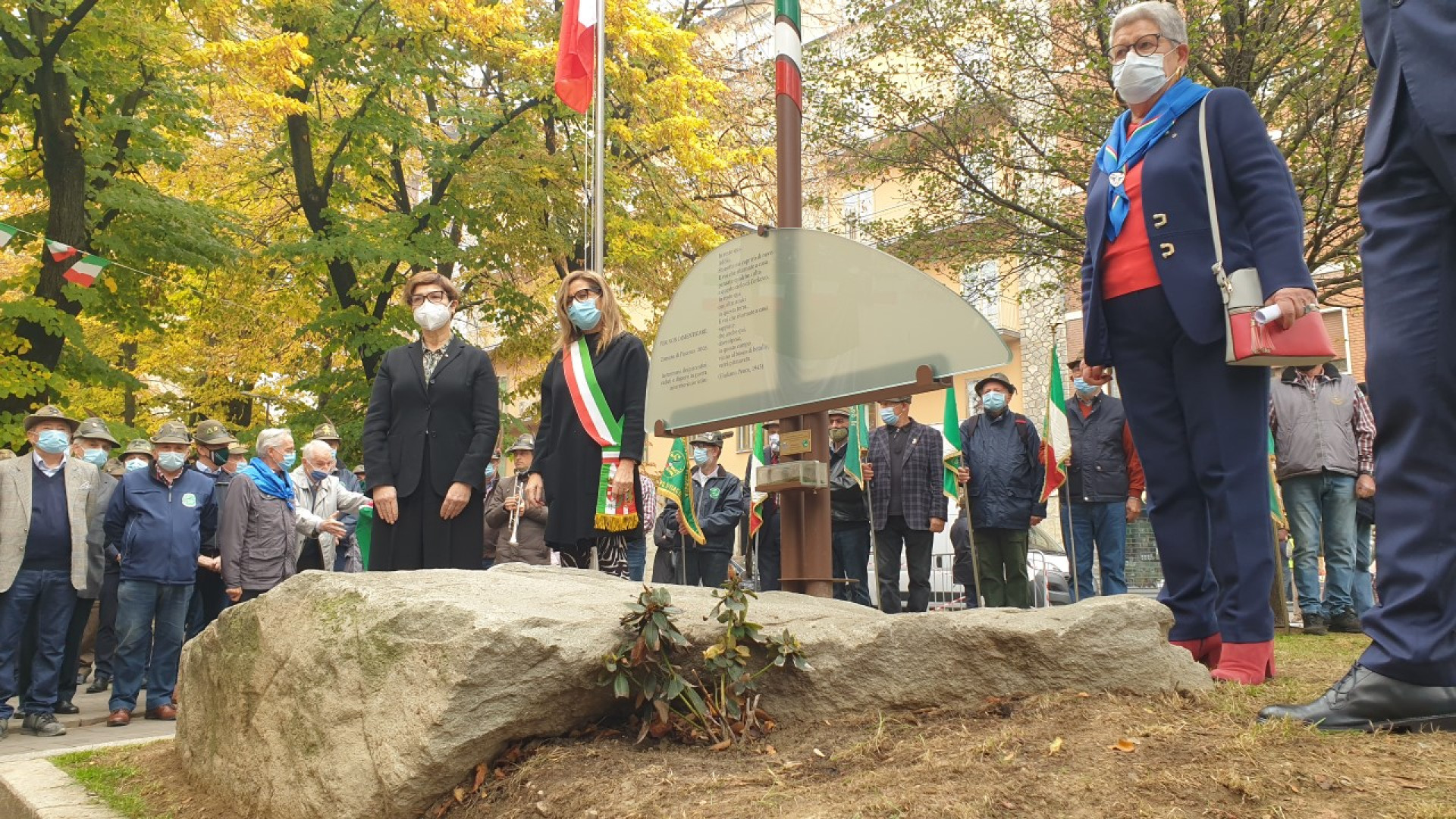 Piazzale Genova, ricollocato il monumento ai caduti "custodito" dagli studenti