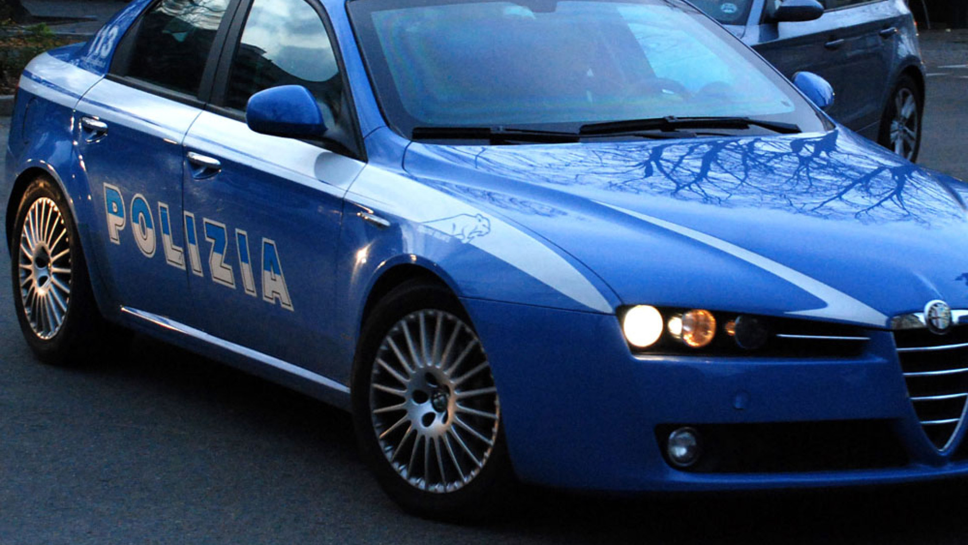 Furto in tabaccheria, spariscono 1.200 euro. Caccia a due giovani