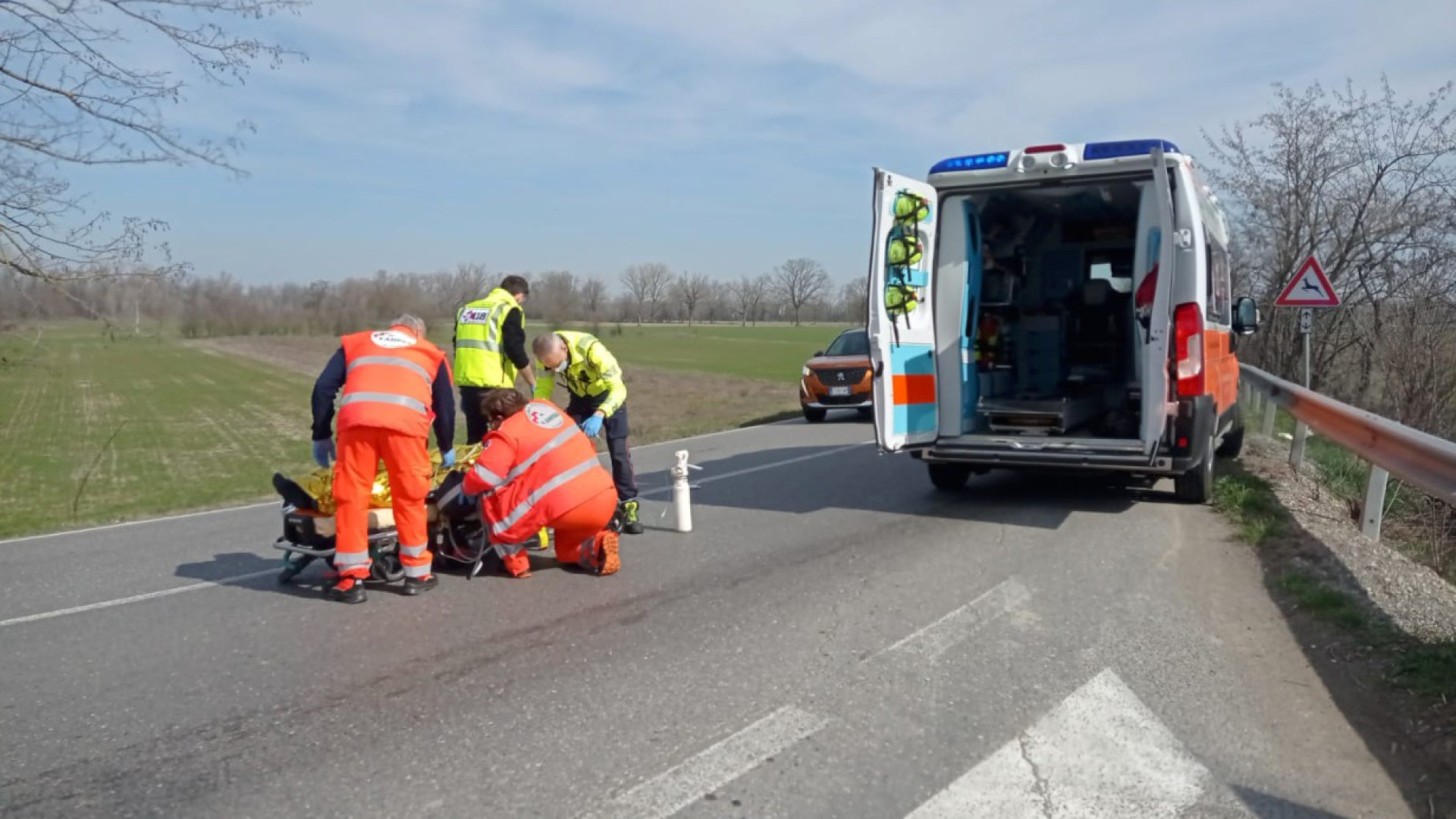 Mottaziana, ciclista 76enne investito da un furgone. Interviene l'eliambulanza