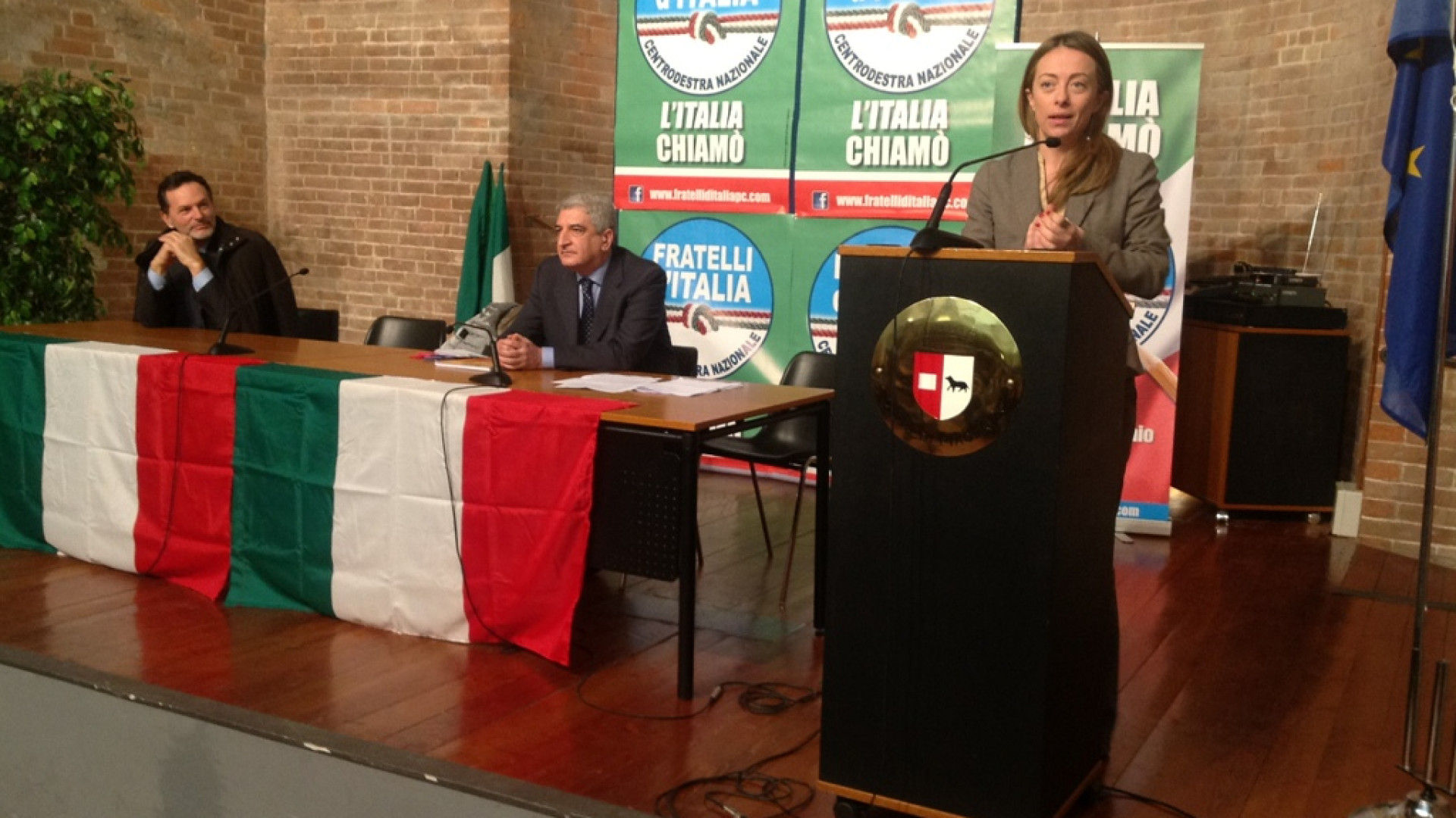 Giorgia Meloni riempie Sant'Ilario: "Onestà, merito e partecipazione"