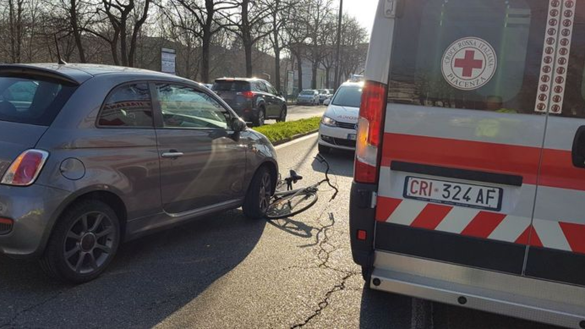 Scontro auto e bici: donna finisce all'ospedale. Disagi al traffico