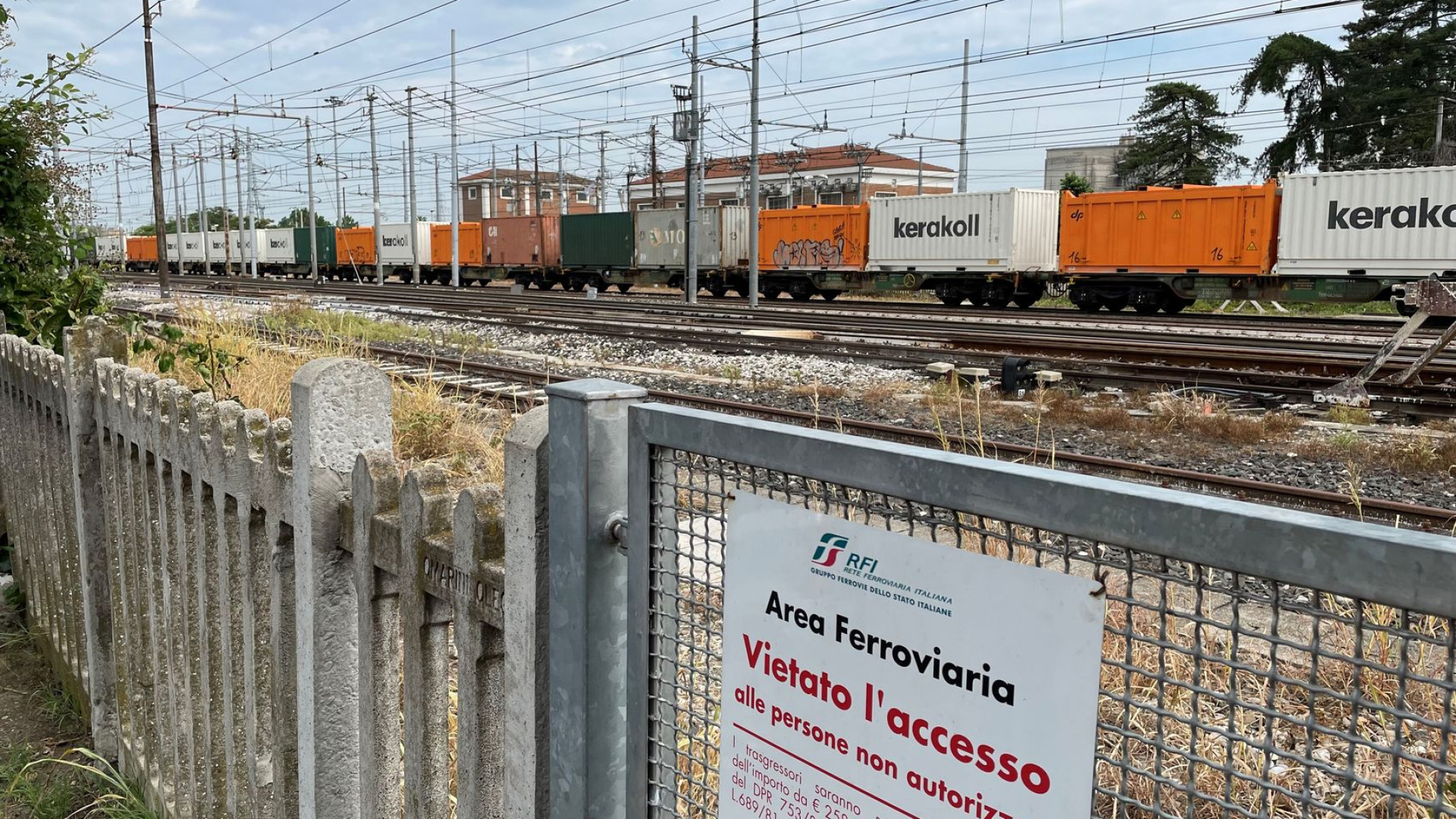 L'ultima "follia" di moda tra i giovani: passeggiate lungo i binari in via Pennazzi