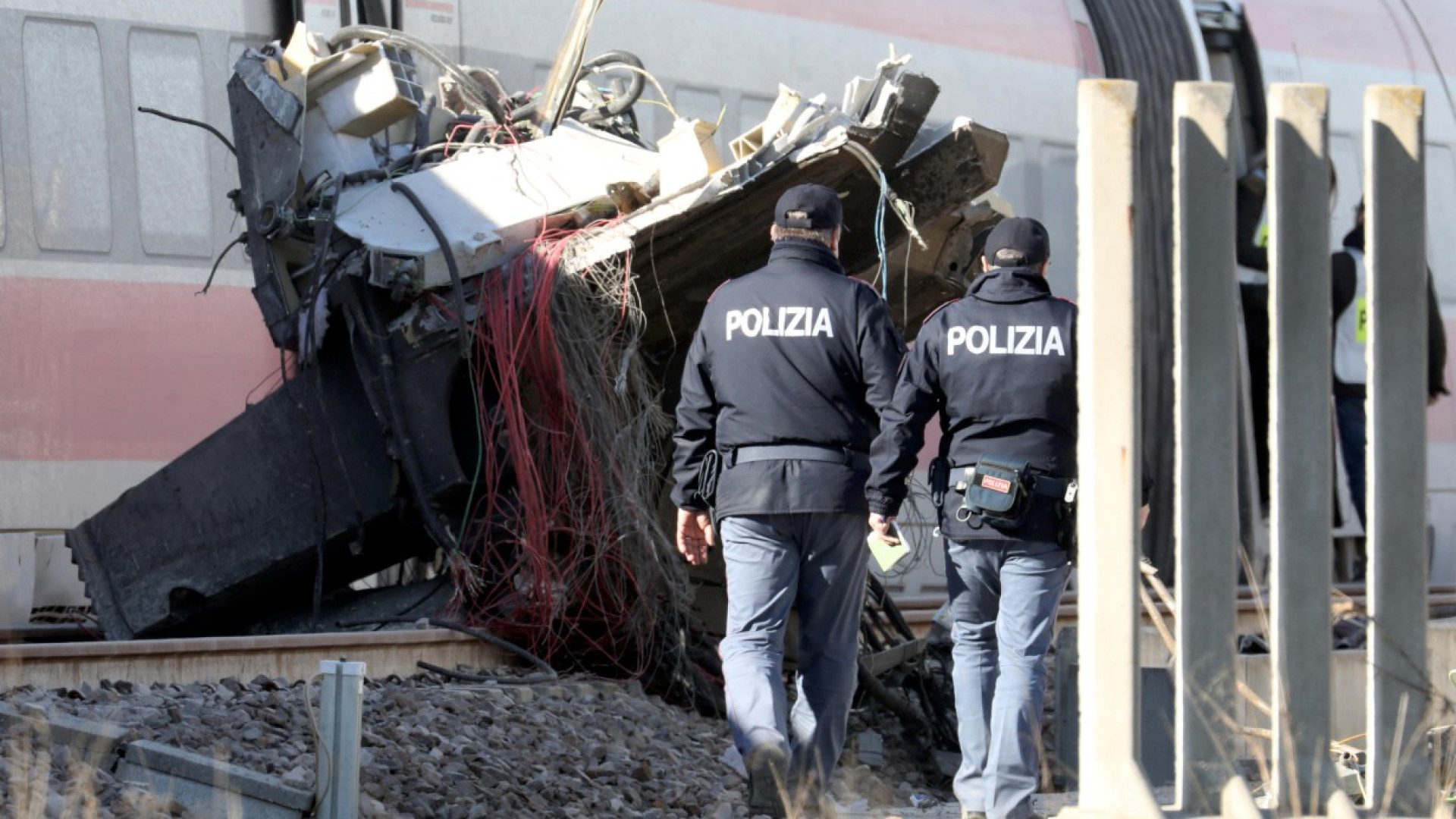 Iniziata la rimozione dei detriti, area ancora sotto sequestro. Avviate due inchieste: Procura e Ferrovie