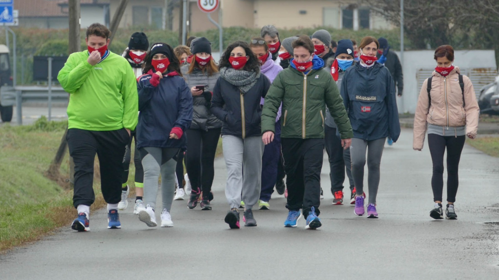 Un centinaio di persone in marcia, la protesta silenziosa dei gestori delle palestre