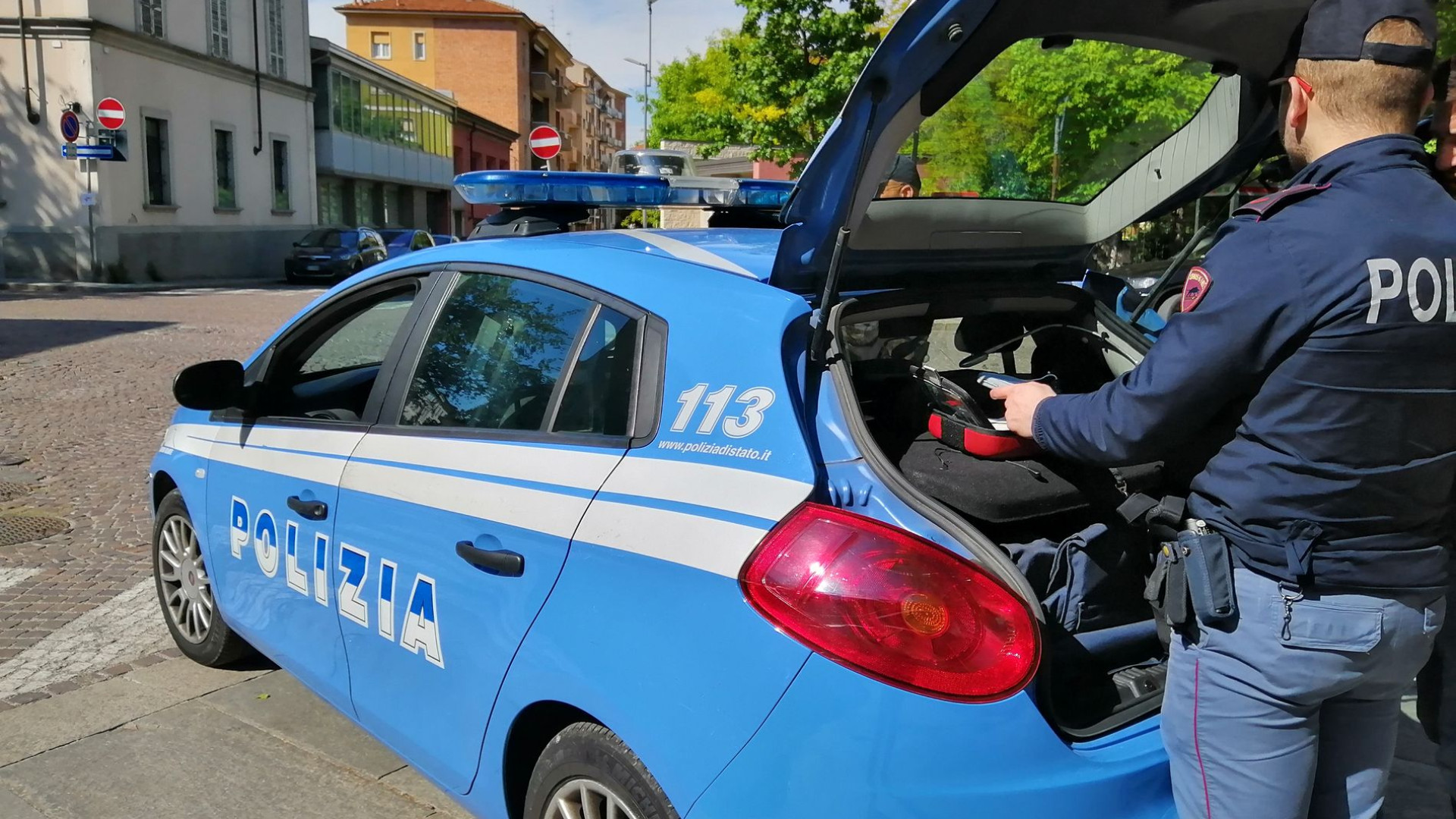Giovane in giro senza motivazioni, pizzicato per tre volte in pochi giorni. Otto denunce della Polizia