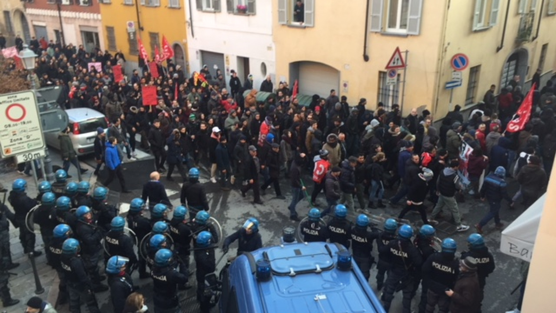 Filmati del corteo al vaglio della Digos, oggi il ministro Minniti in visita al carabiniere ferito