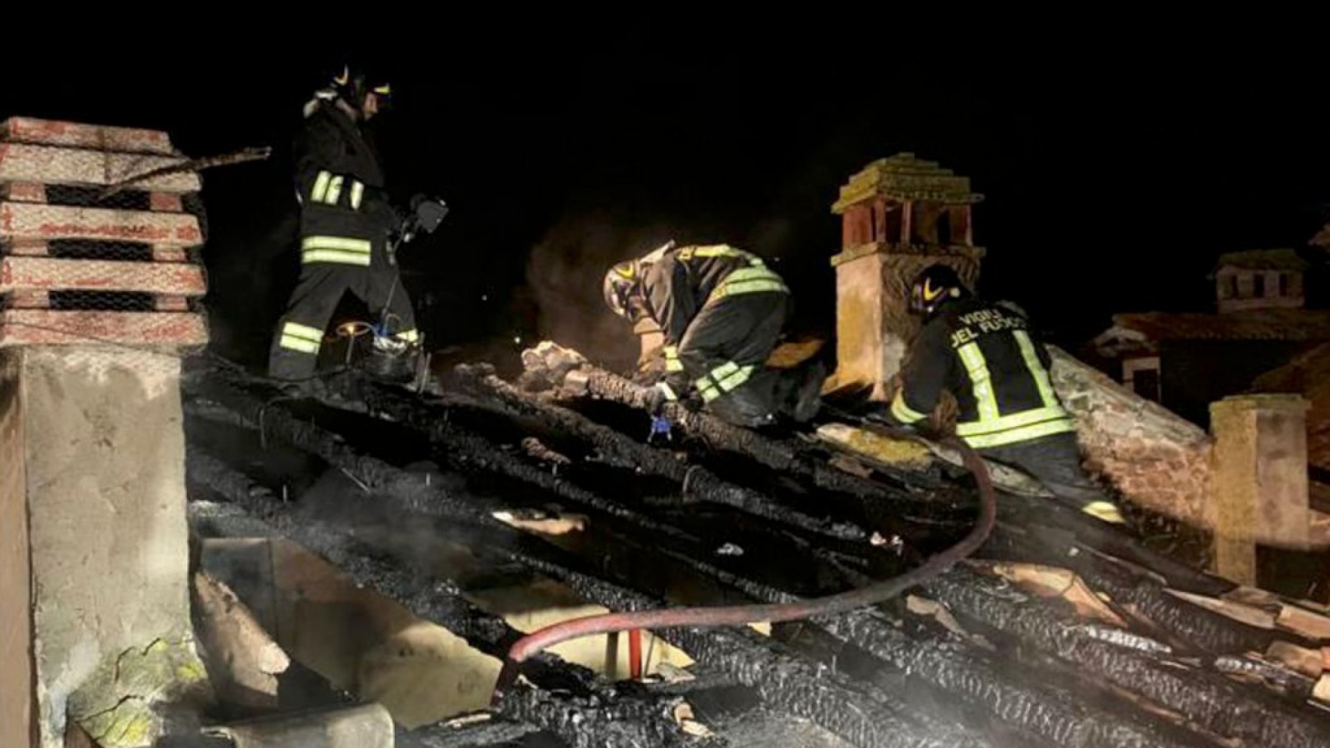 Incendio nella notte a Nibbiano, tetto distrutto dalle fiamme