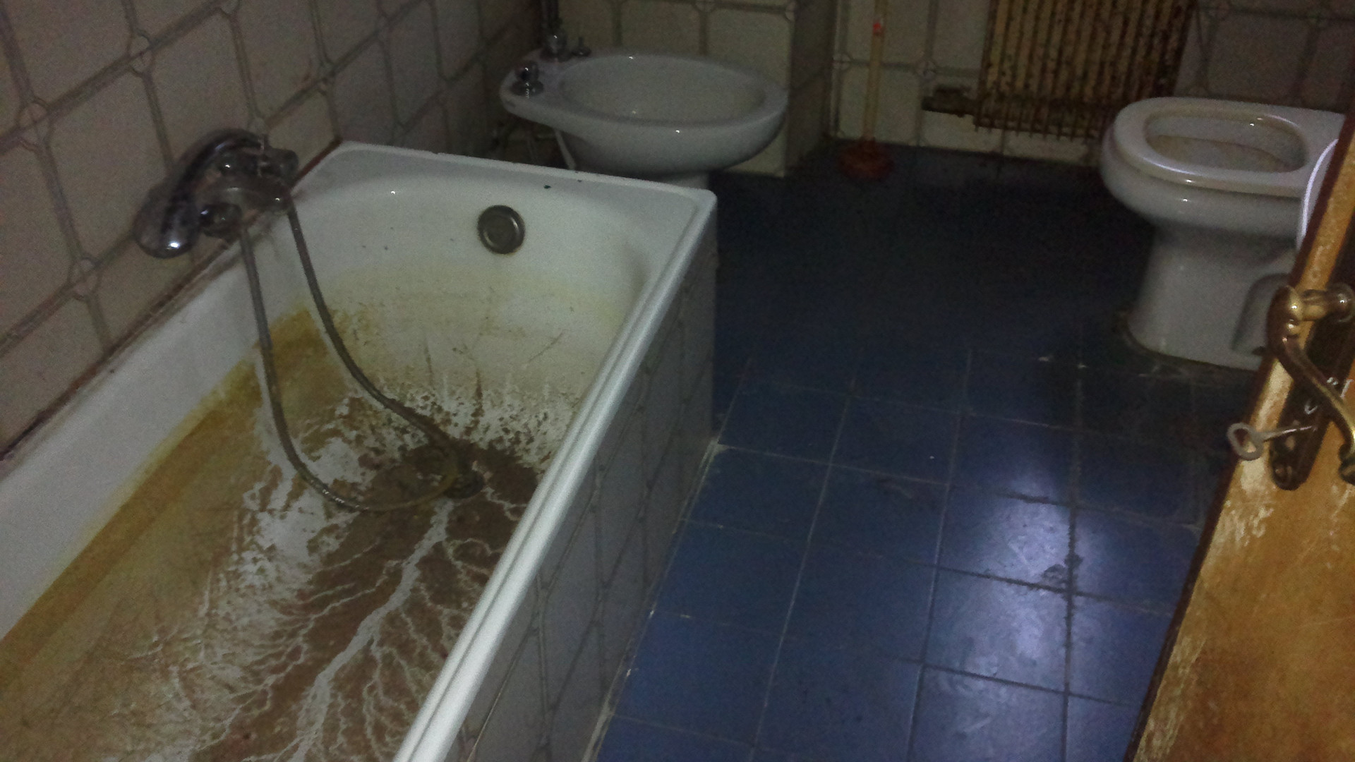 Vandalismi e furti prima di abbandonare la casa popolare. FOTO