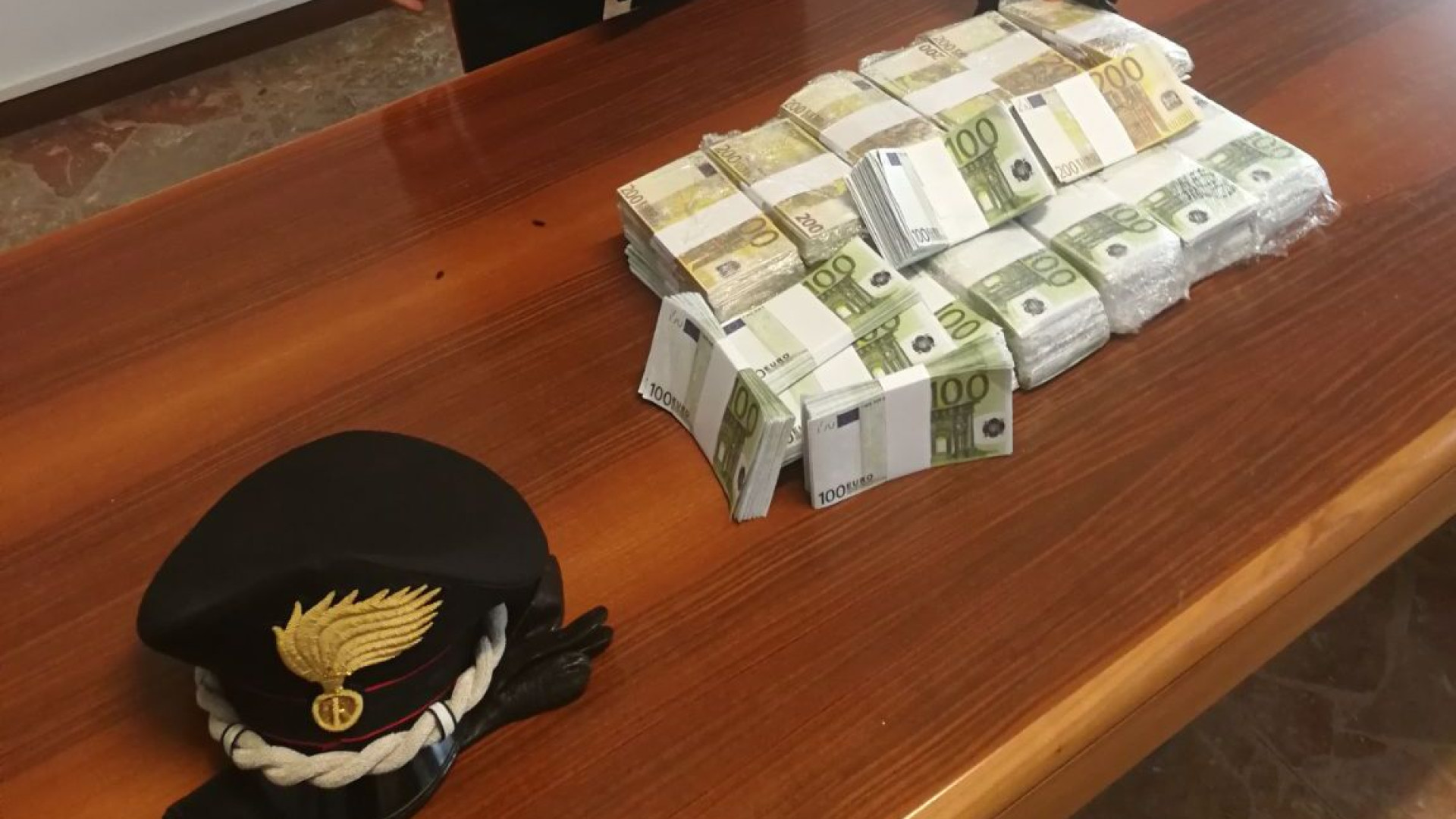 Scappano con orologi per un milione di euro e lasciano un borsone di soldi falsi: 5 denunce