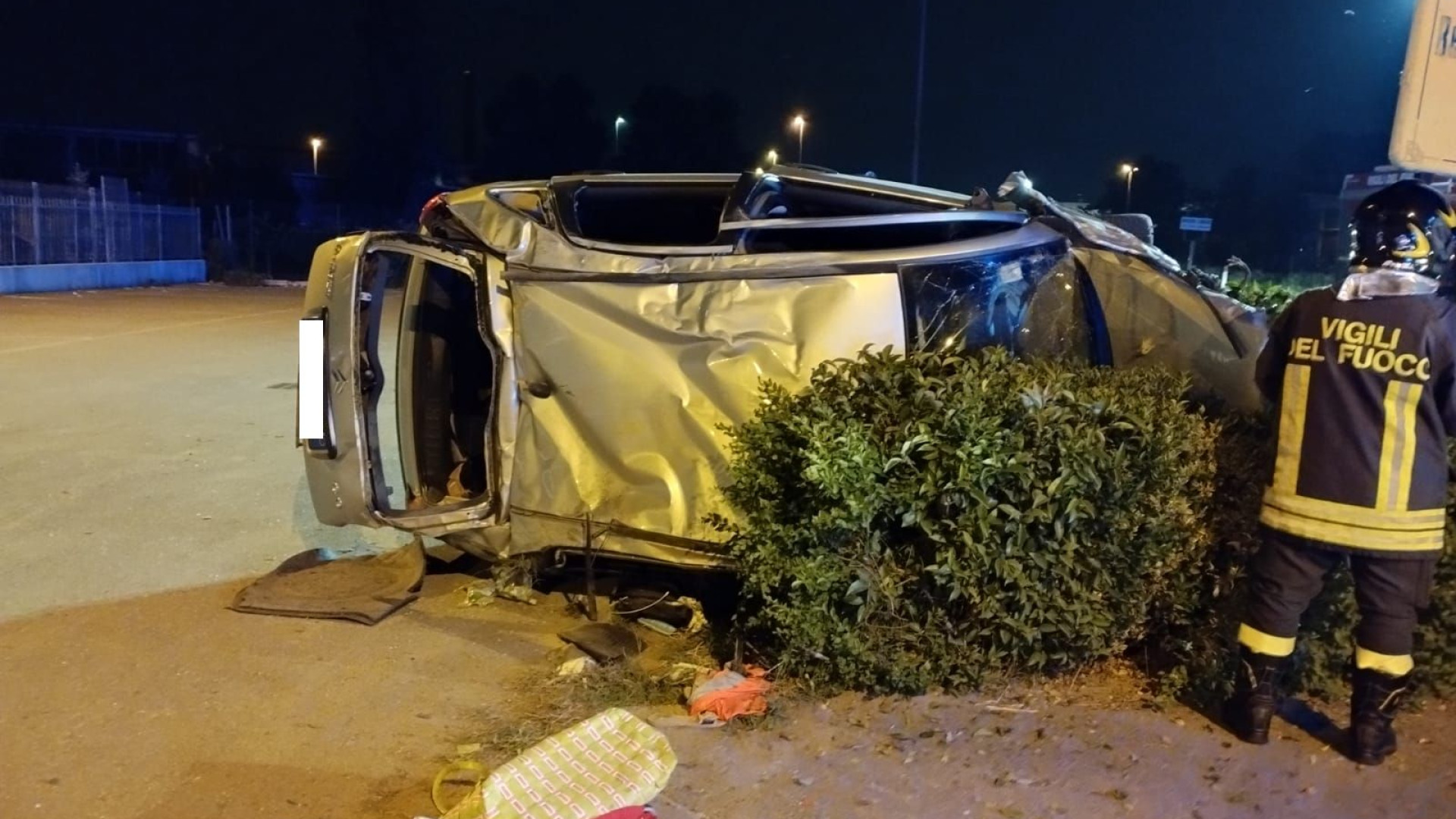 Schianto tra due auto, una si ribalta. Uomo fugge nei campi. Una persona ferita