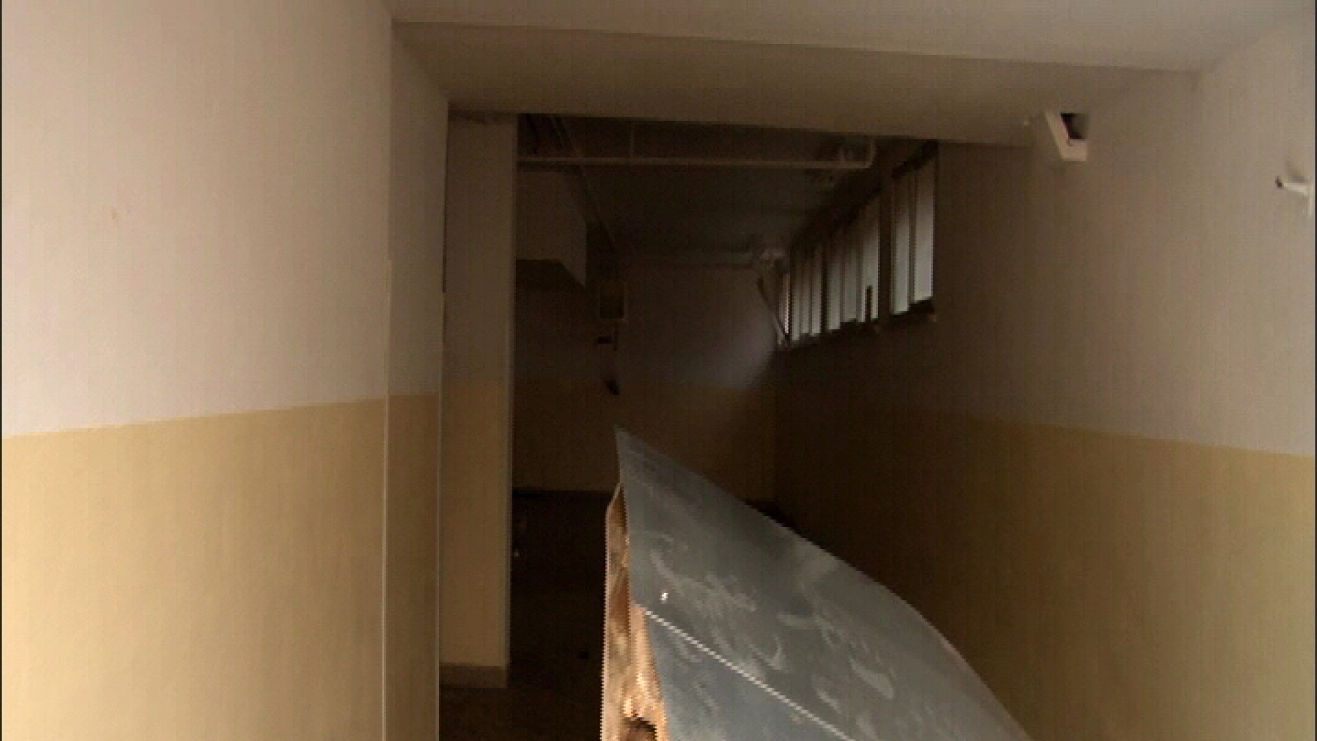 Ferrhotel ancora "aperto" agli abusivi, porta sfondata da sigillare