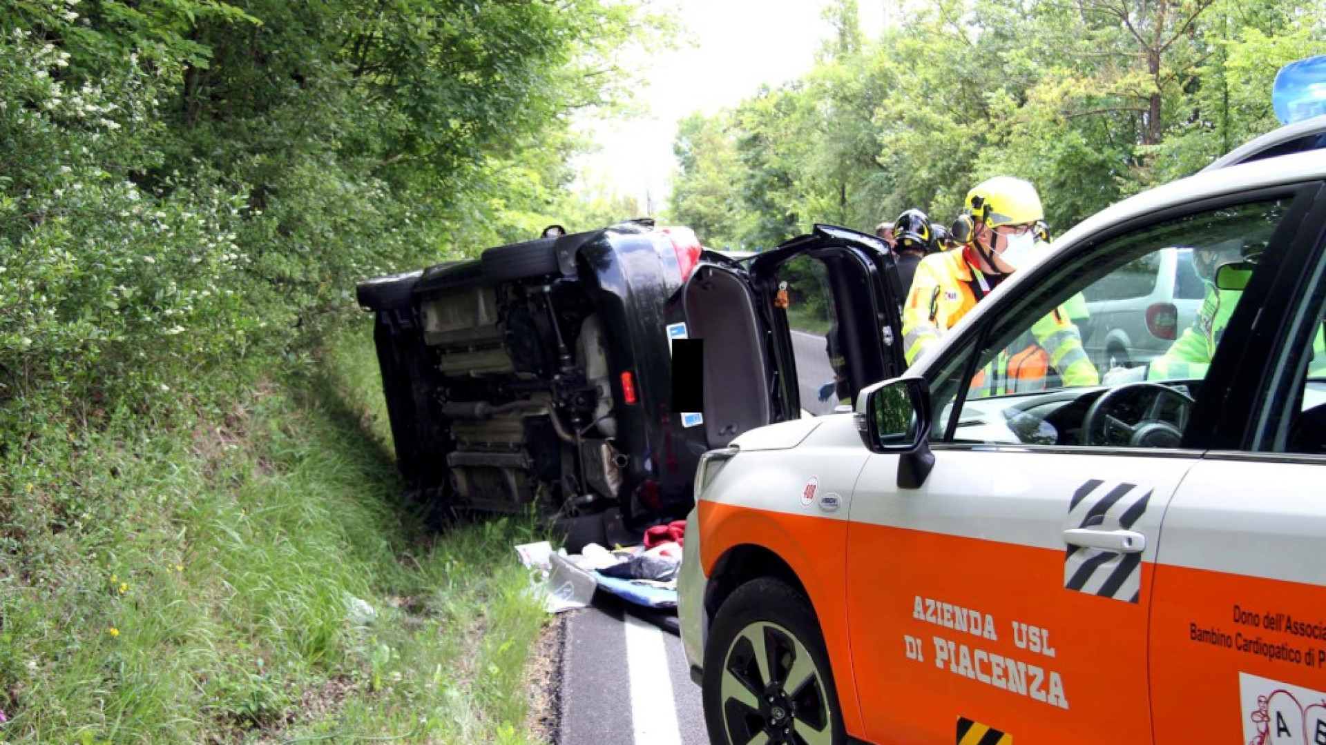 Malore mentre è alla guida, 65enne si ribalta con l'auto e muore tra le braccia della figlia