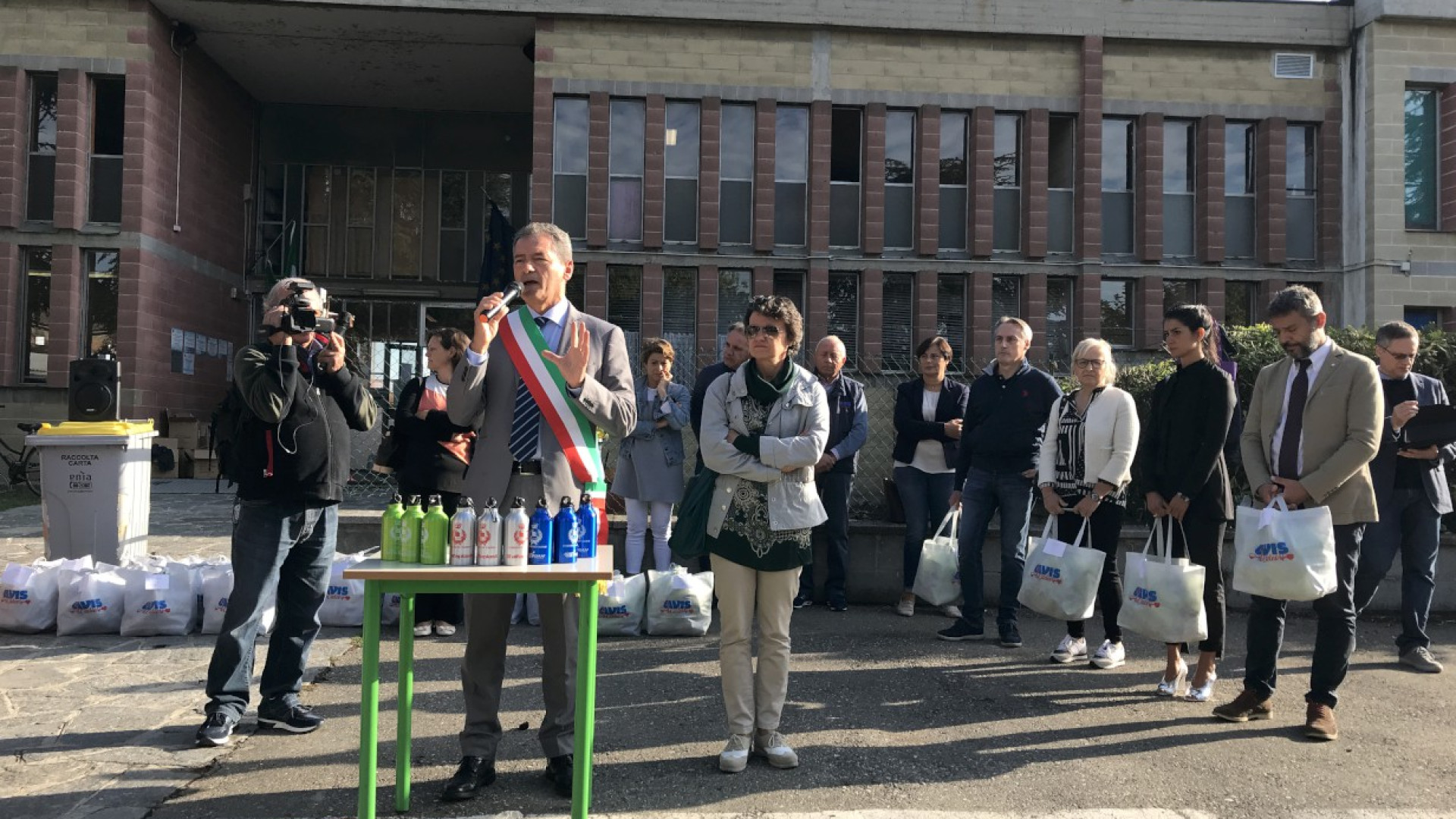 Sostenibilità, a Roveleto consegnate agli studenti 700 borracce in alluminio