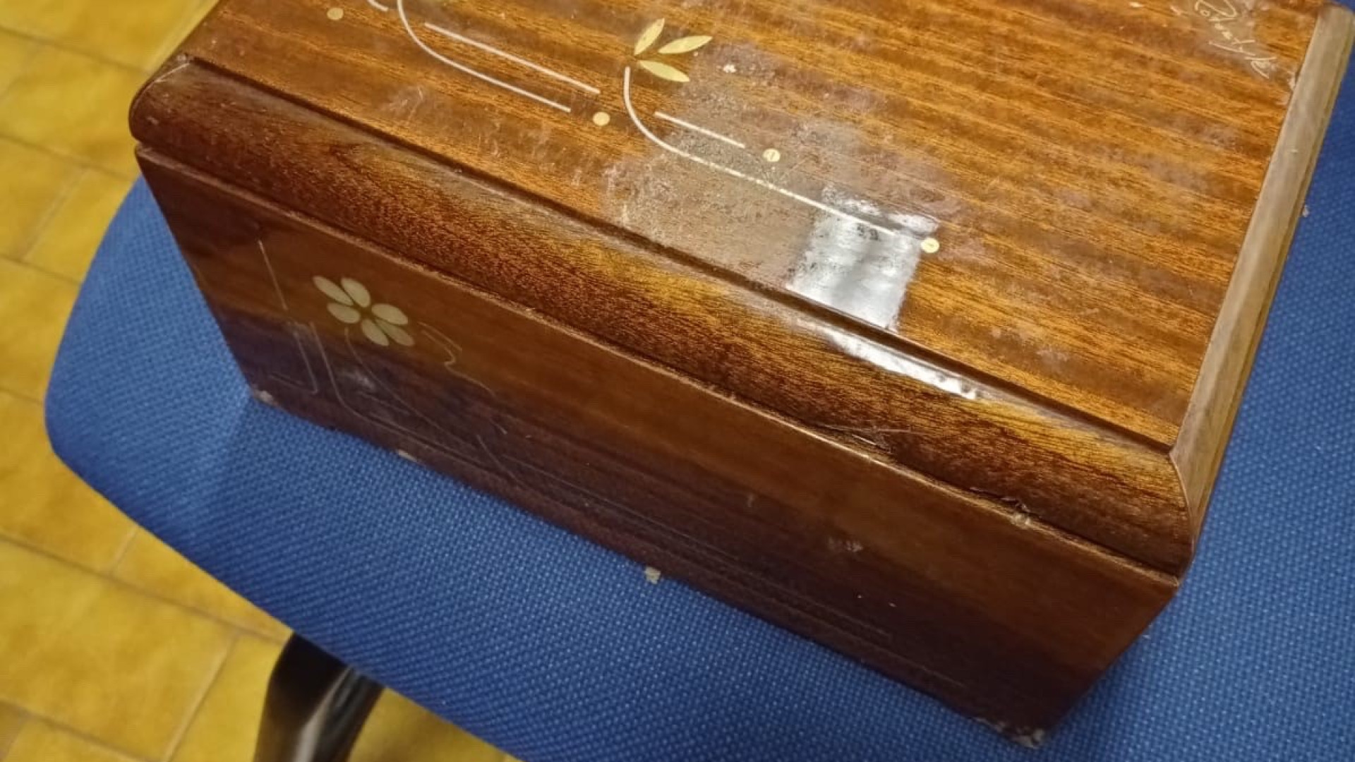 Trovata in un canale un'urna cineraria. Rubata, scambiata per un portagioielli