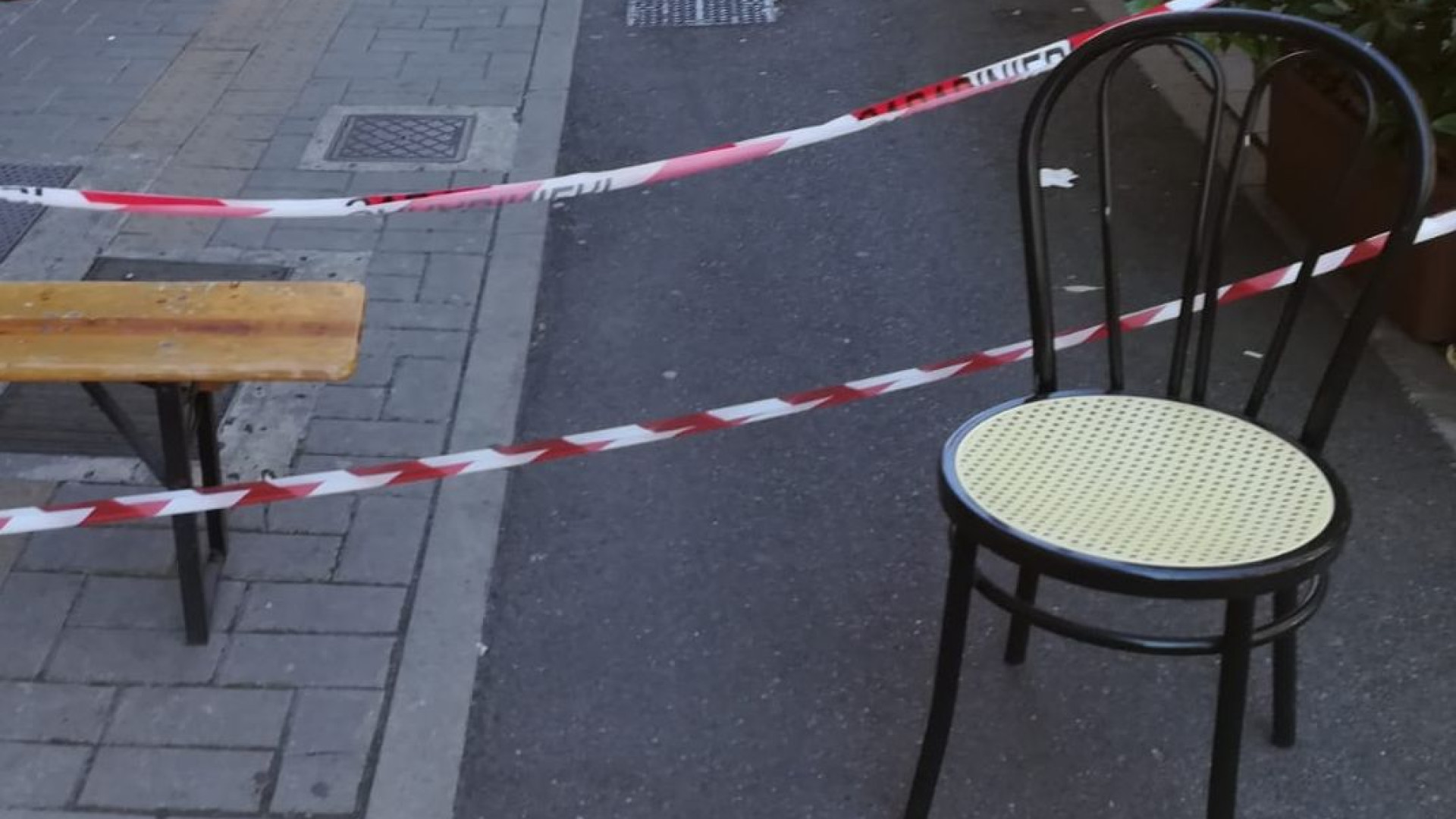 Barista violentata in viale Dante: caviglie e polsi legati, nastro sulla bocca. Fermato presunto aggressore, era agli arresti domiciliari