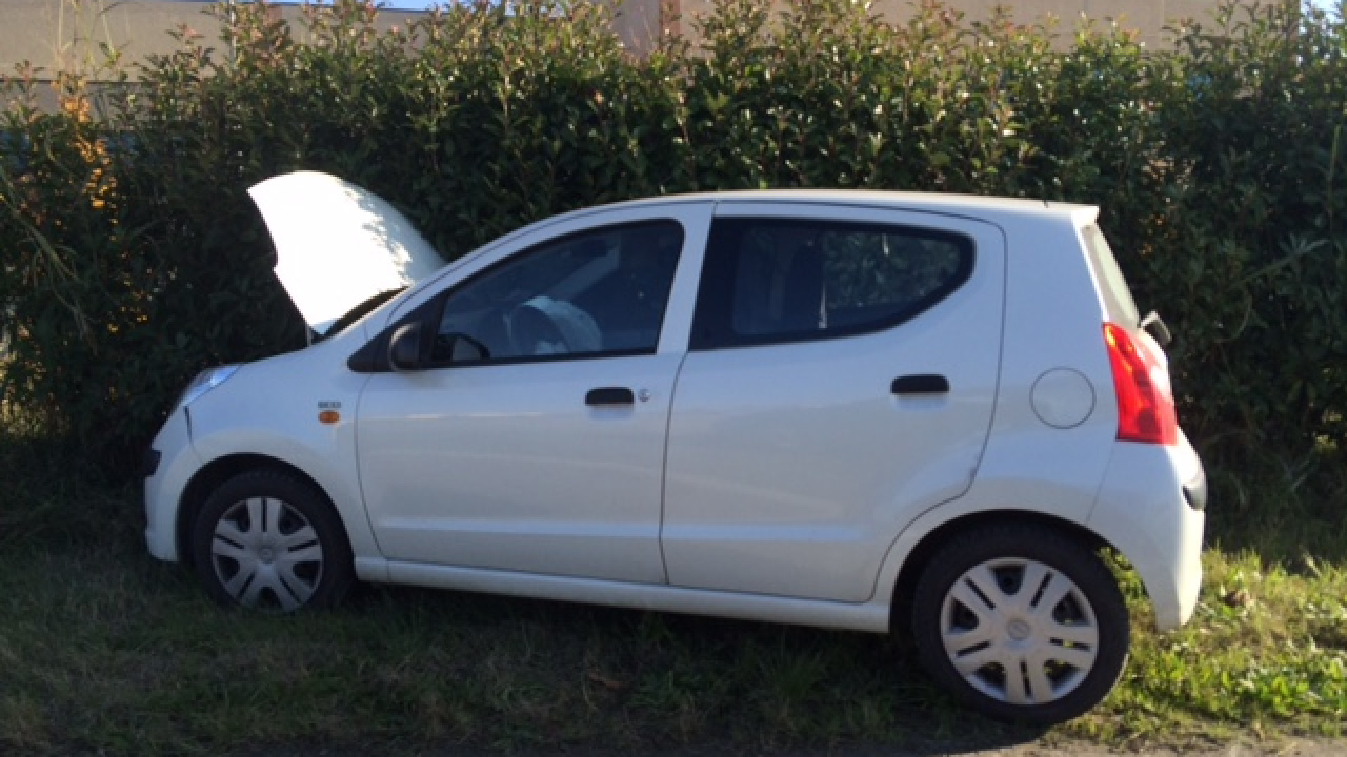 Gossolengo, auto si ribalta dopo lo scontro alla rotonda: un ferito