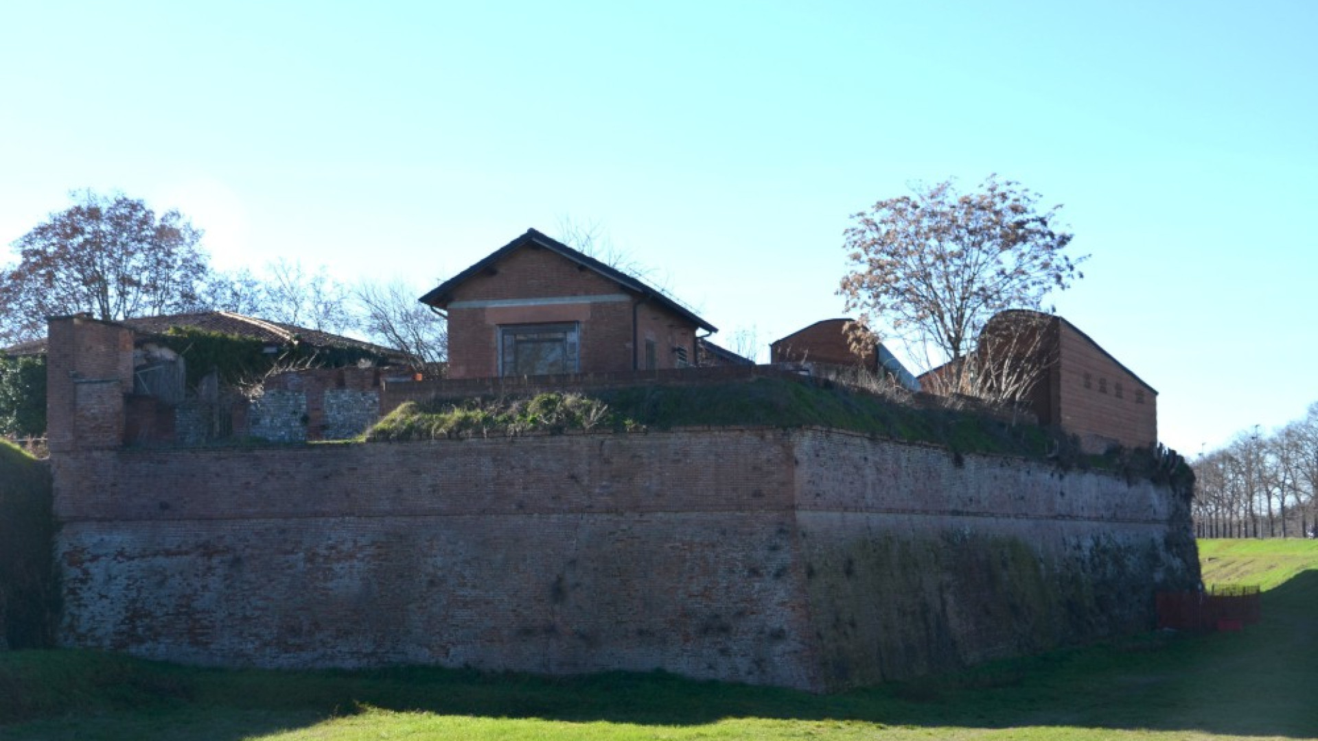 Bastioni San Sisto e Borghetto, Caserma dal Verme. Via al bando