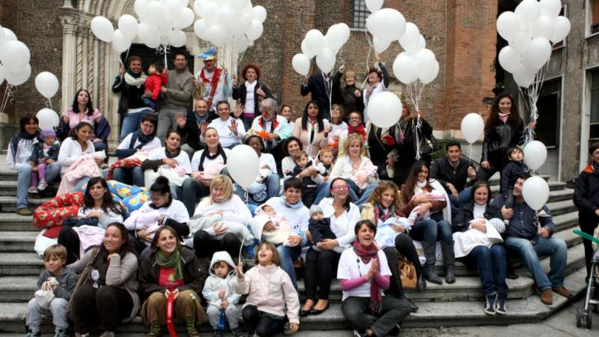 Piazza invasa dalle mamme che hanno allattato i figli insieme