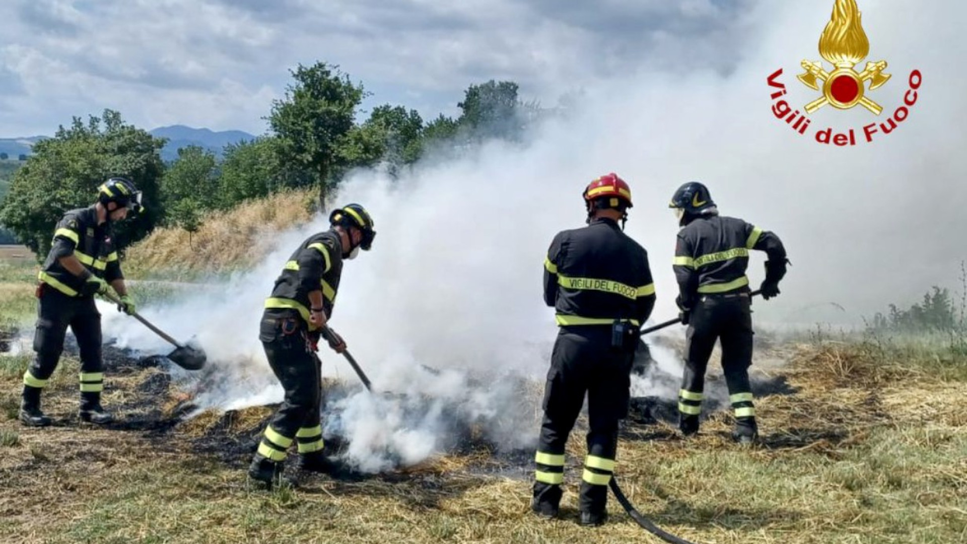 Incendio in un campo ad Alseno: in fiamme rotoballe di fieno