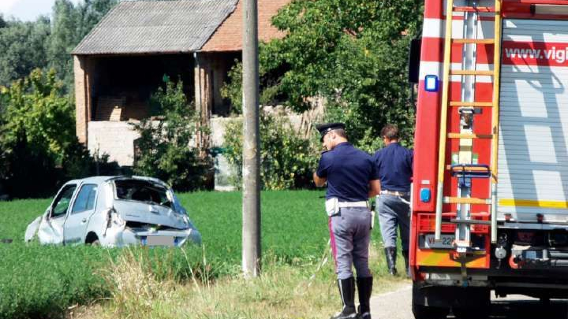 Cortemaggiore, auto fuori strada: morto il conducente di 37 anni