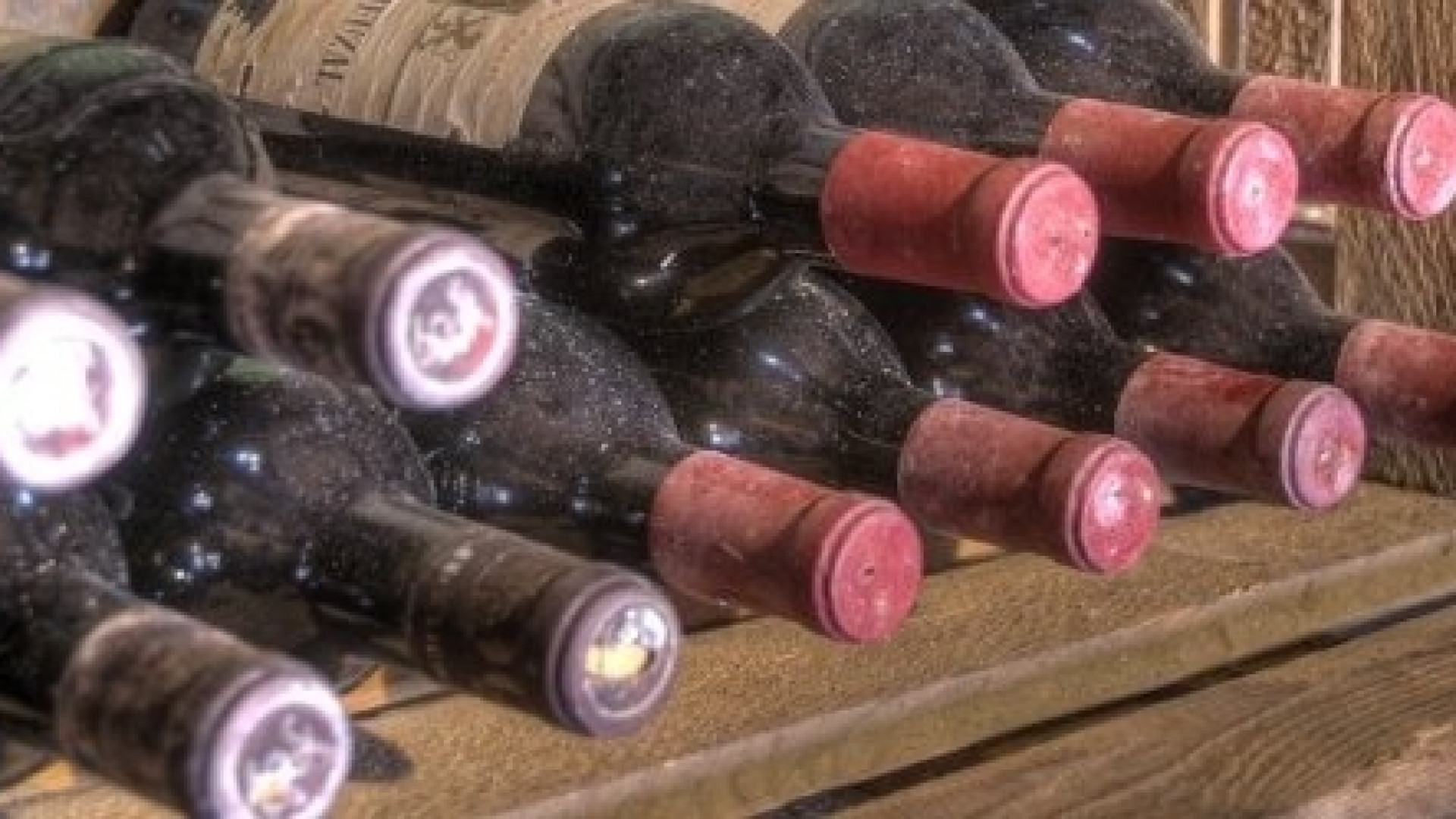 Via Rapaccioli, forzate tre cantine: nel bottino olio, vino, formaggio e vestiti