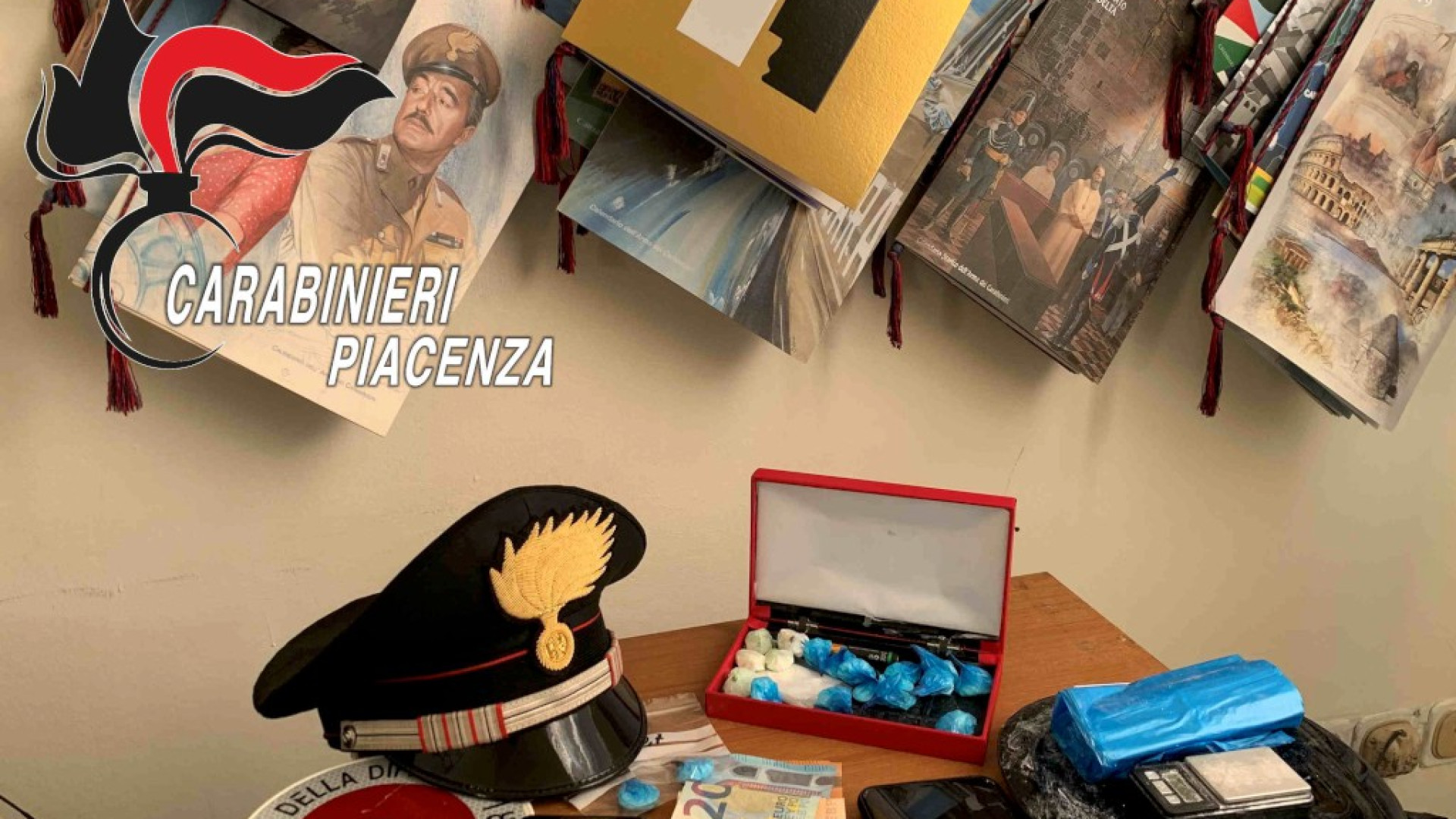 Sorpreso a spacciare, in casa aveva 17 dosi di cocaina: arrestato 31enne