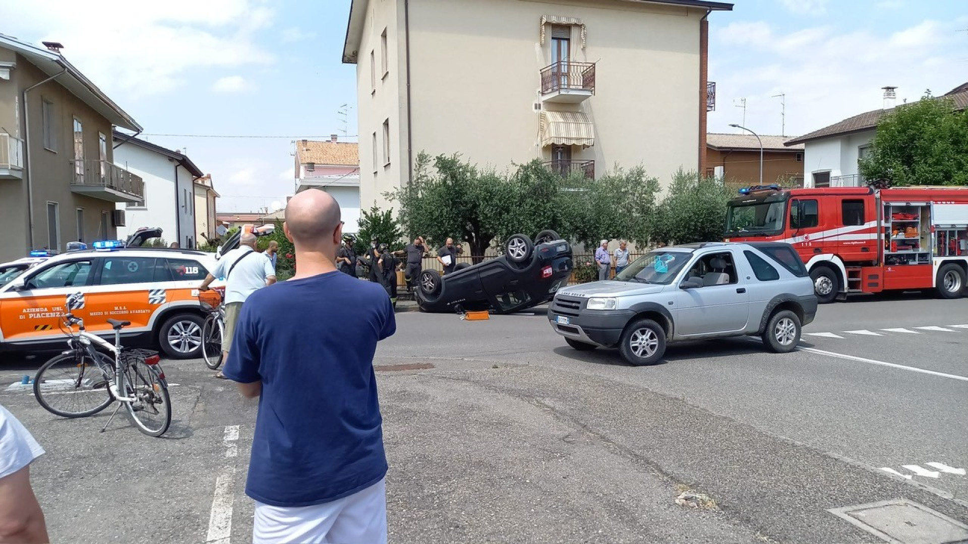 Incidente a Podenzano, auto si ribalta in via Piave: tre feriti trasportati in ospedale