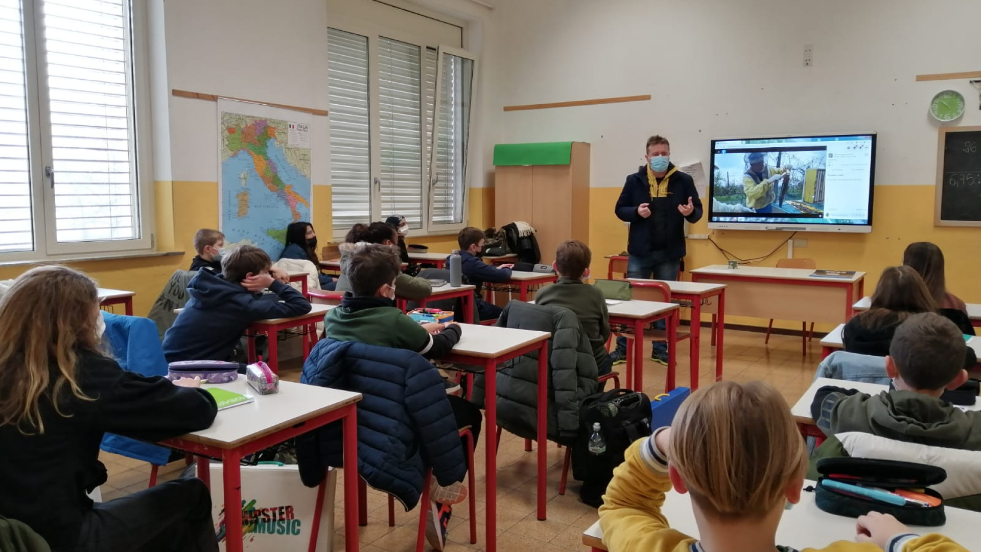 Le api come si scaldano di inverno? Apicoltore spiega le curiosità  agli studenti