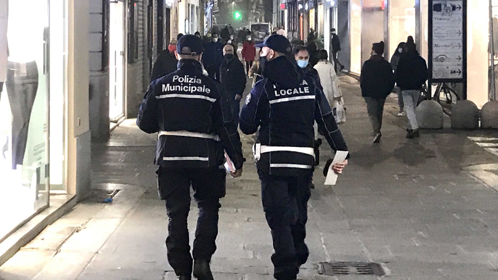 Controlli della municipale in due bar: fuggi fuggi di clienti. Uno tenta la fuga dalla finestra