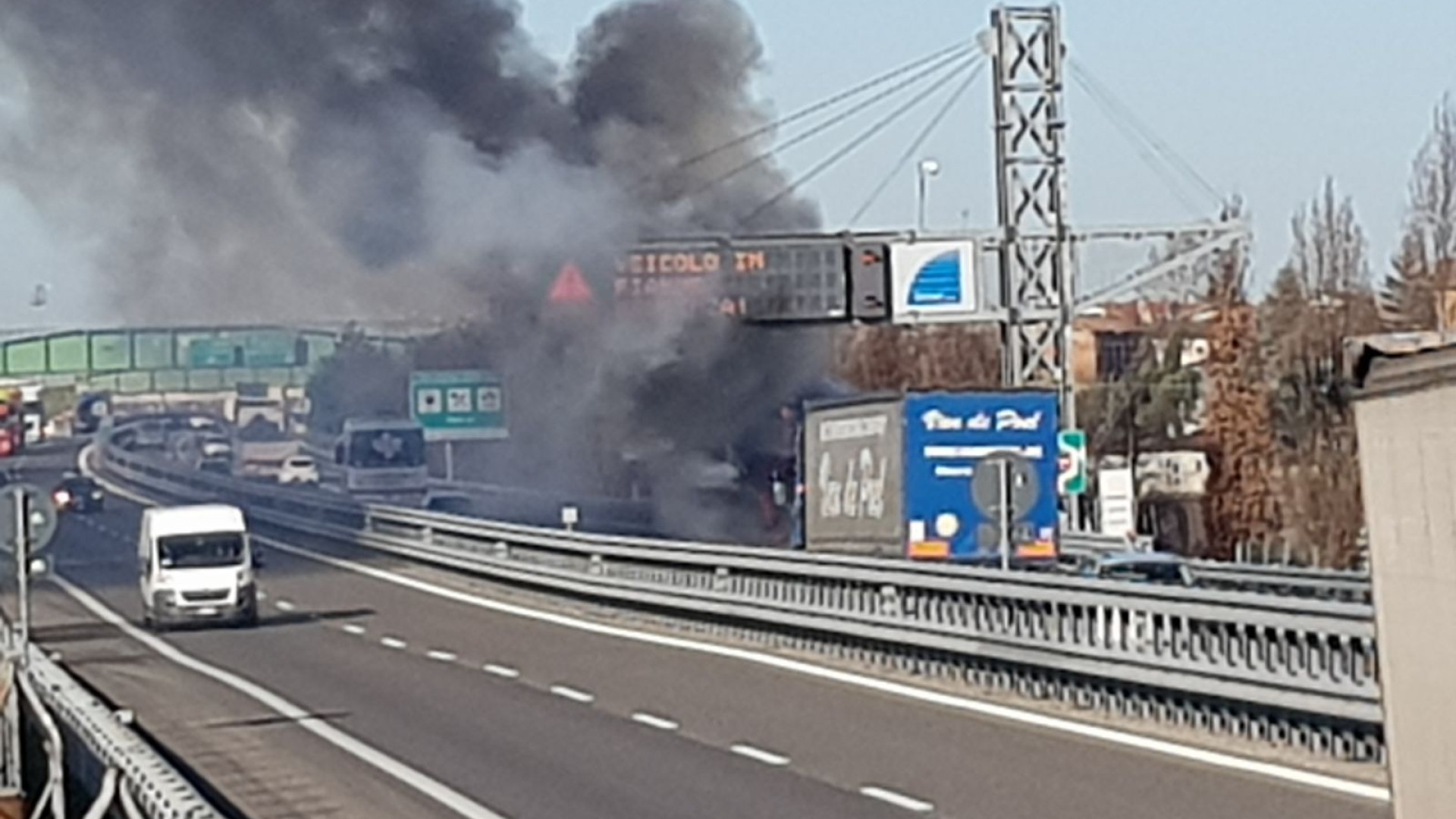 Autostrada A21, a fuoco un autocarro. Disagi al traffico IL VIDEO