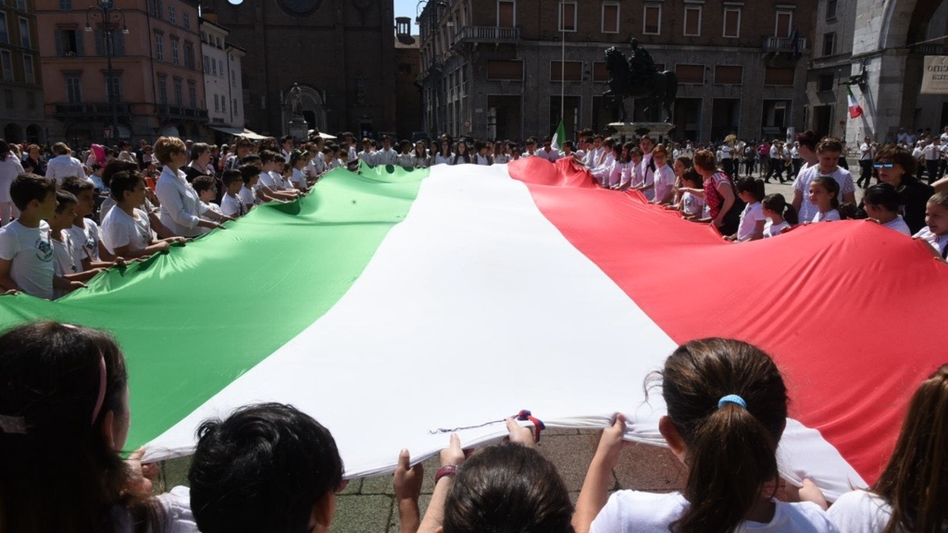 Festa della Repubblica:dopo la parata militare, stasera concerto al Municipale. FOTO