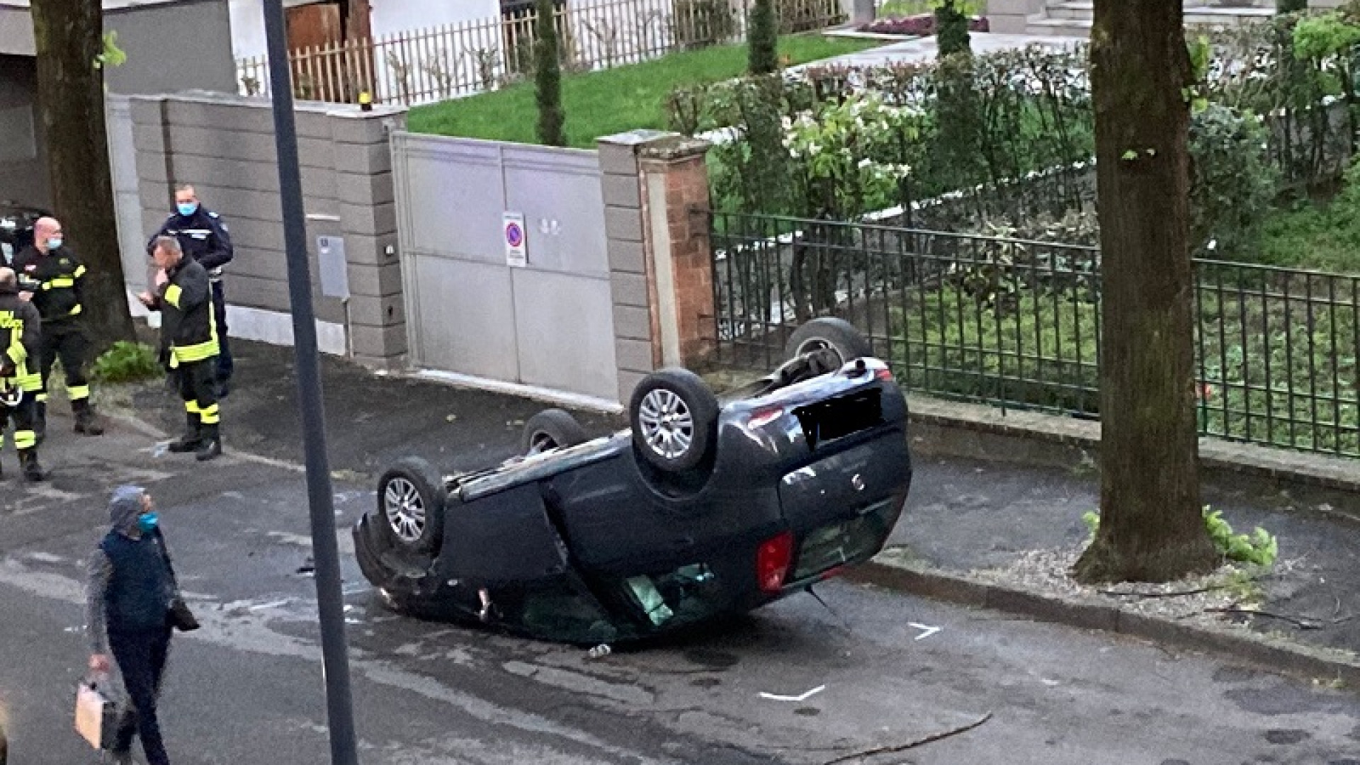 Spaventoso incidente in via Vitali: ennesima auto ribaltata in città
