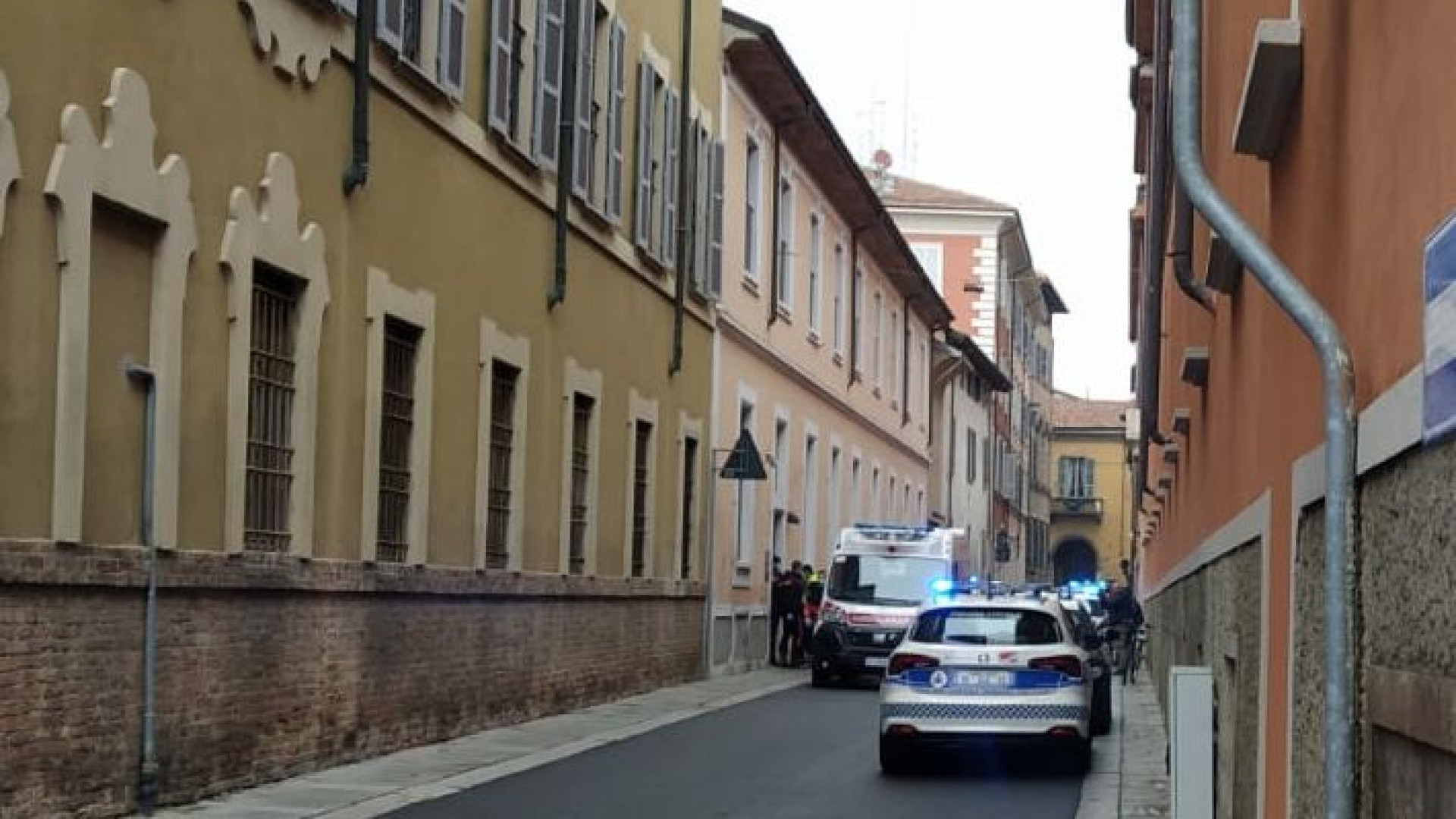 Dà in escandescenze in via San Vincenzo, bloccata dagli agenti e portata all'ospedale