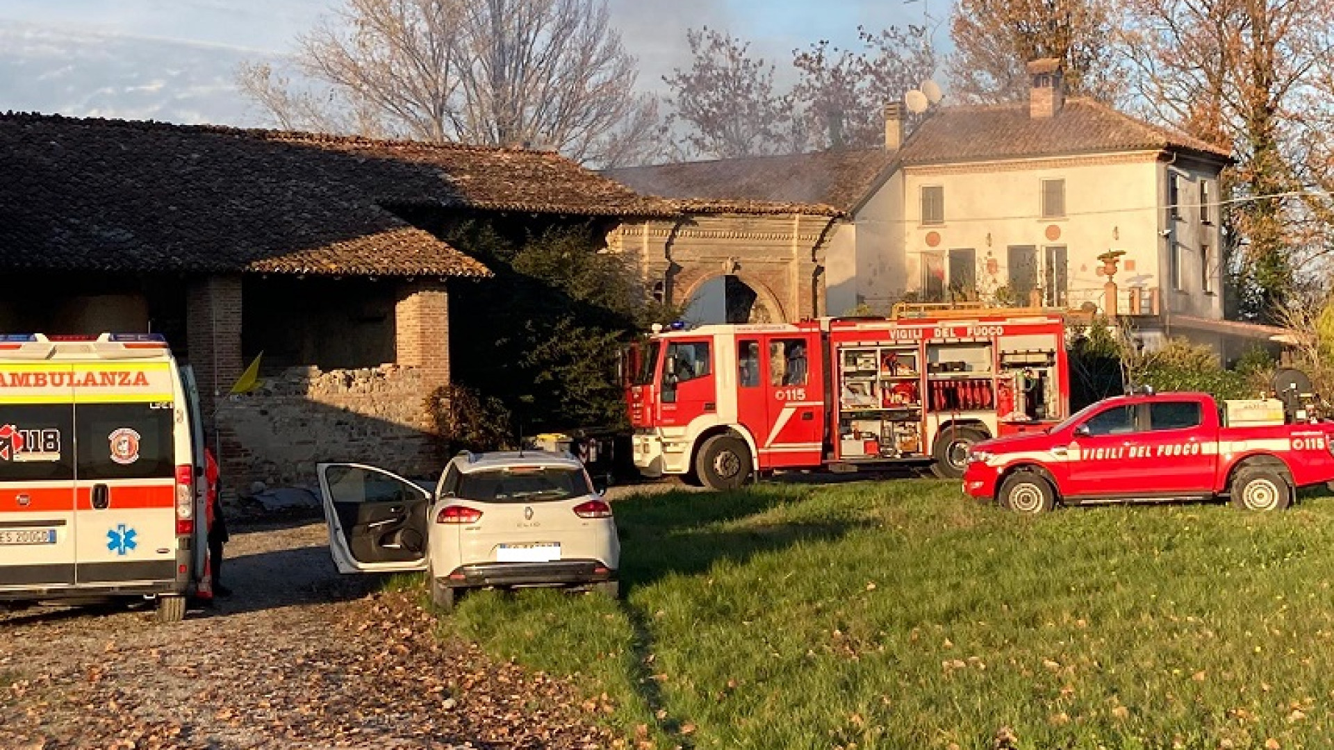 Incendio in abitazione, un uomo ustionato e intossicato. Casa semidistrutta