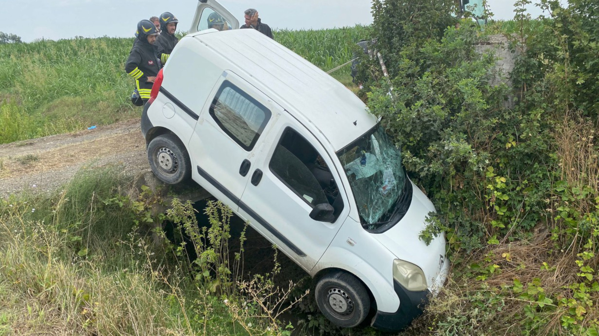 Cortemaggiore: furgone nel fosso, grave un agricoltore 60enne. Trasportato a Parma
