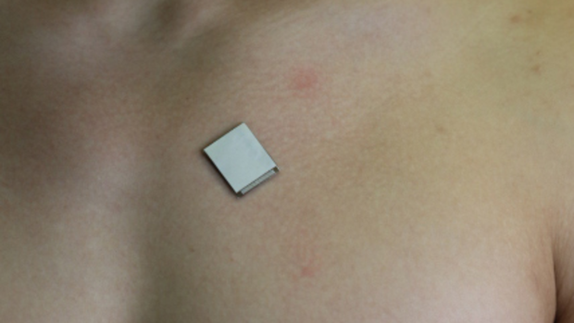 Grande come un francobollo il sensore smart che monitora il cuore il tempo reale