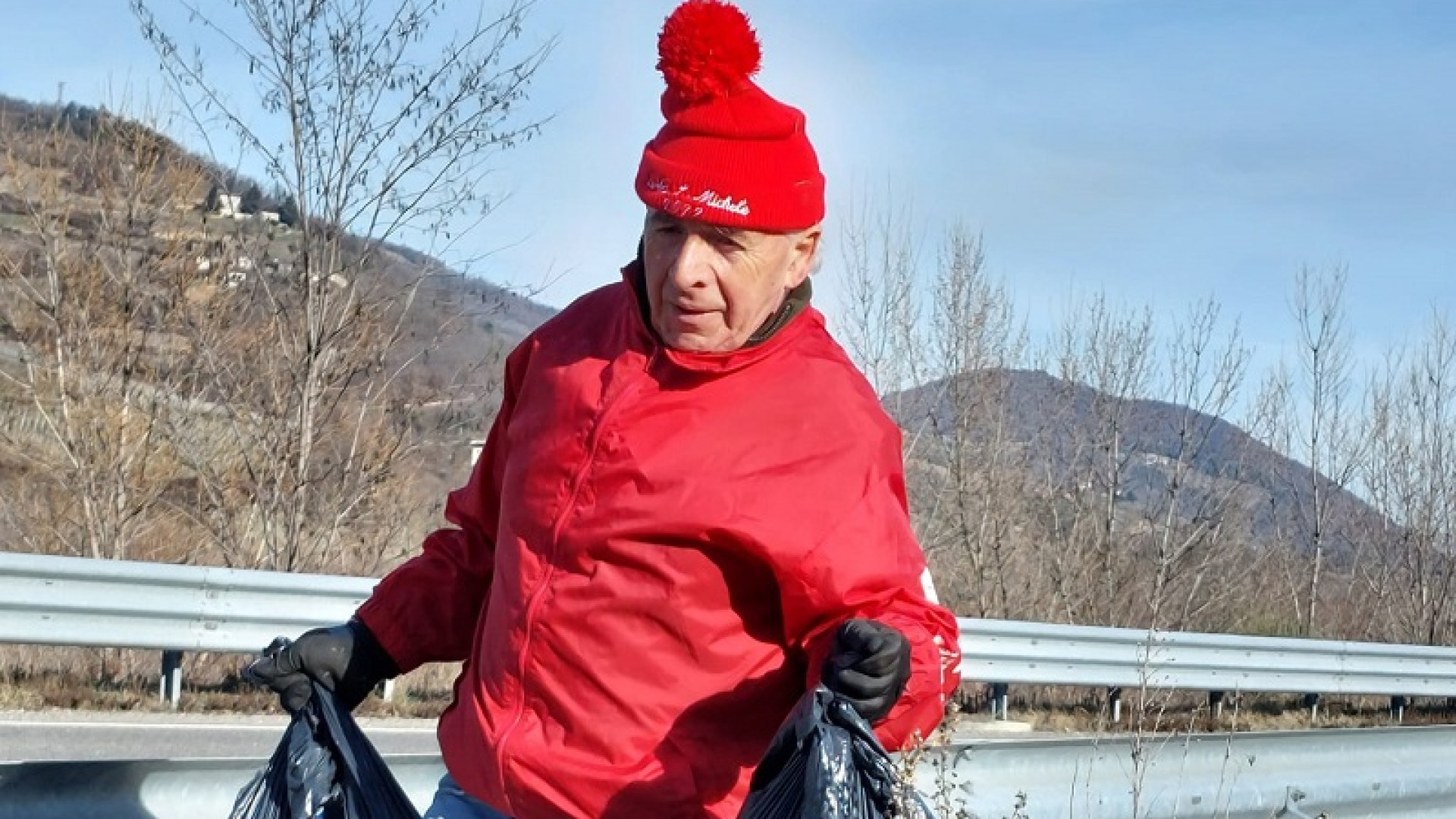 Travo, il vicesindaco Mazzocchi ripulisce dai rifiuti la Statale 45: "Una missione"