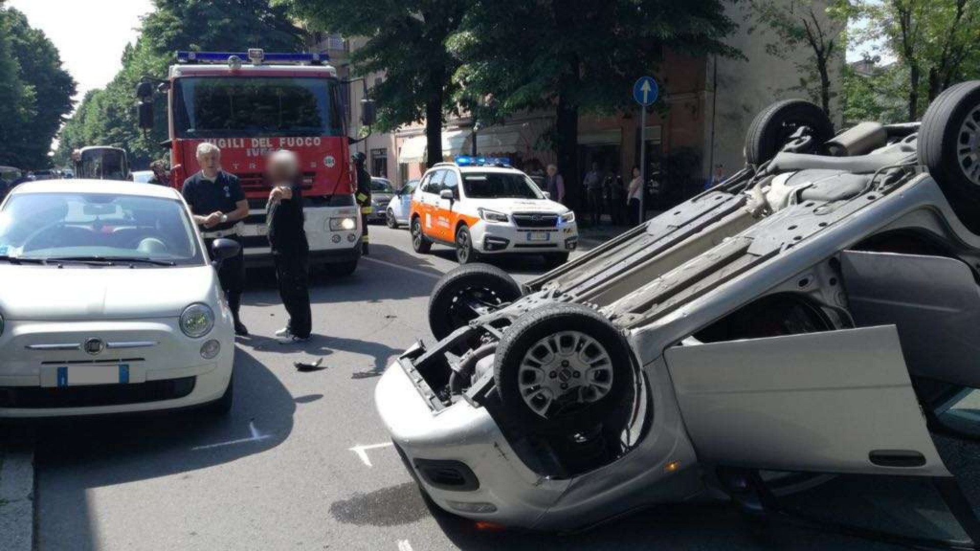 Urta un'auto e finisce a ruote all'aria: ferito automobilista 83enne