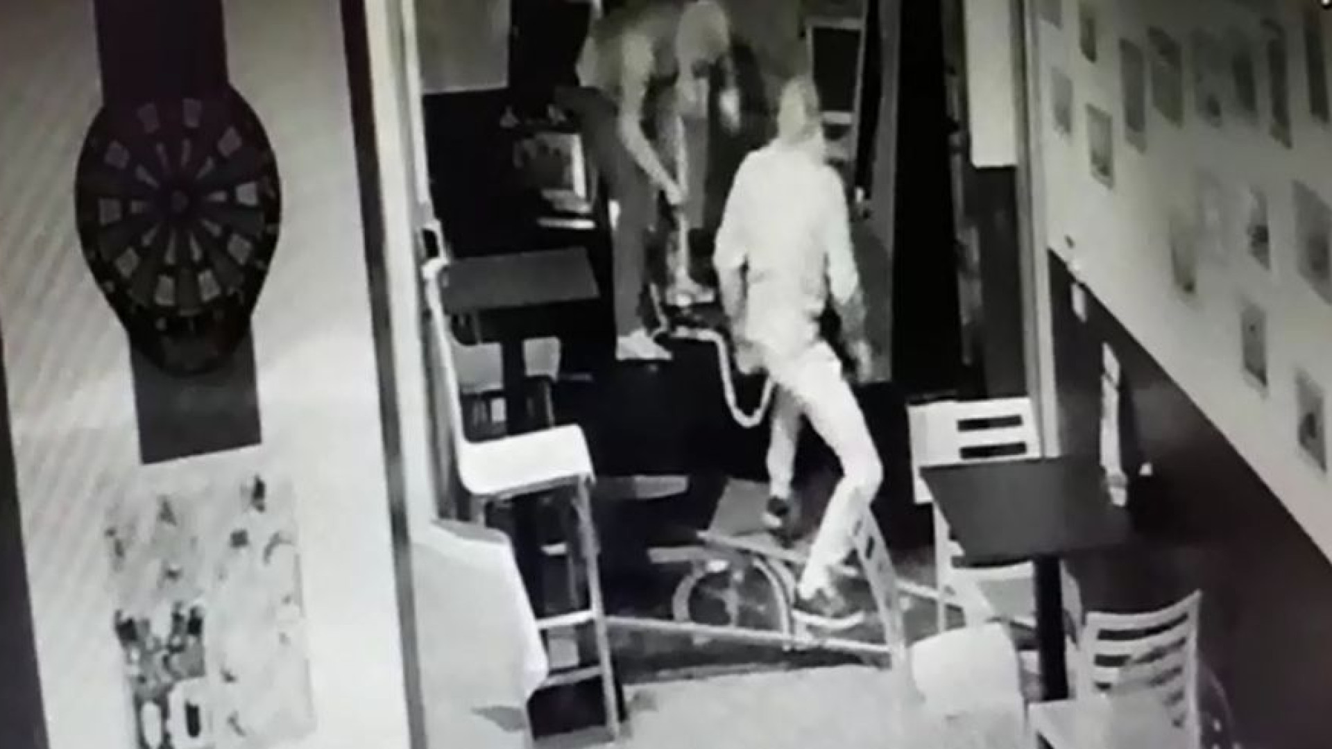 Mazzate contro la porta del bar e le slot, ma il colpo va in fumo. Video