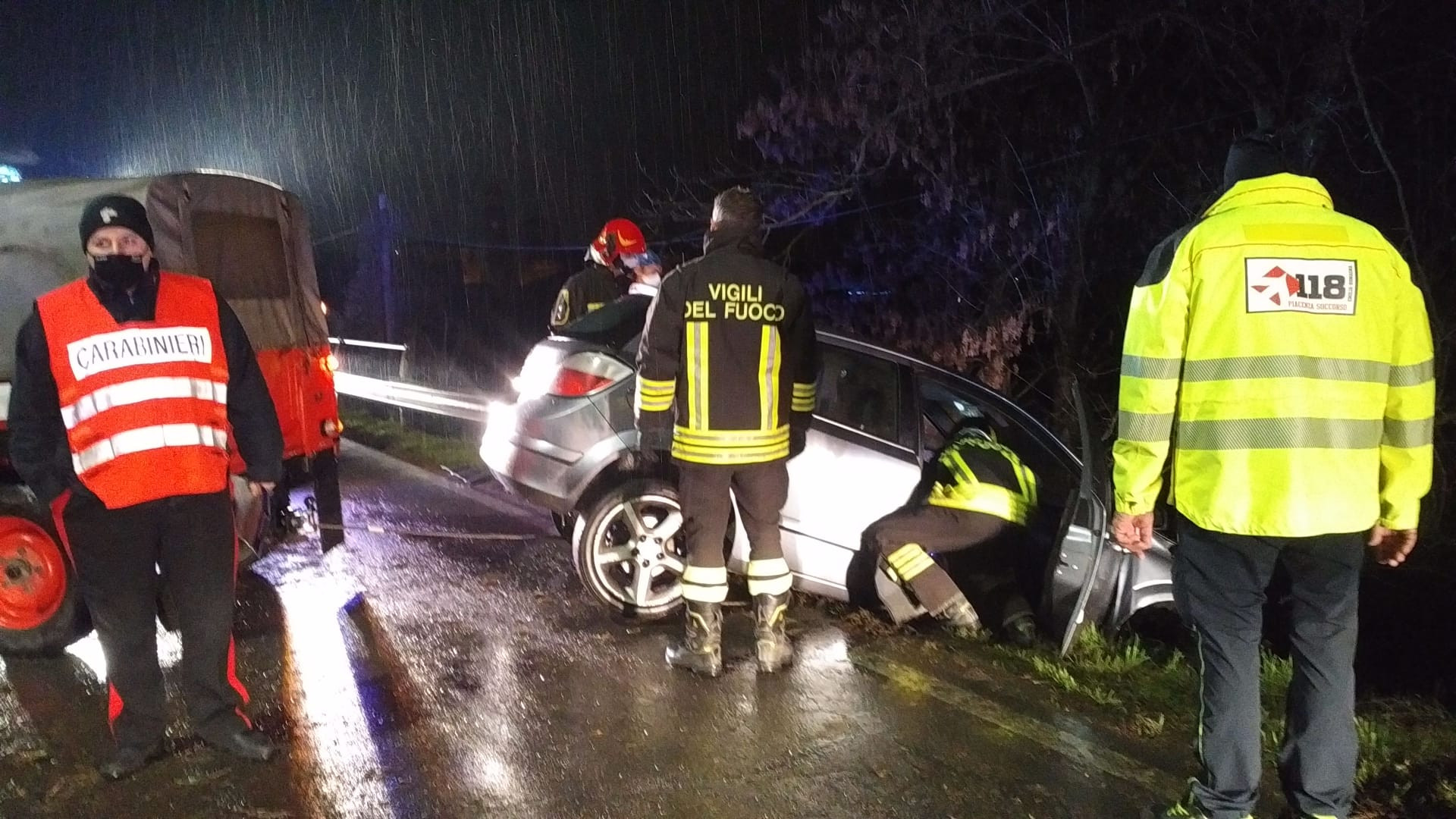 Sbanda lungo la via Emilia e si schianta nel canale: automobilista al pronto soccorso