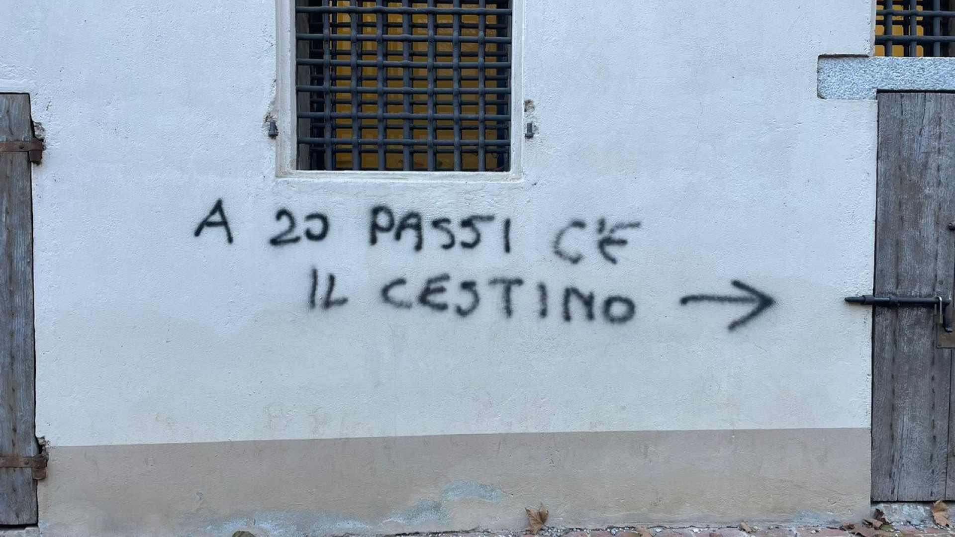 Fiorenzuola, imbrattato il muro di un edificio storico per dire stop al degrado