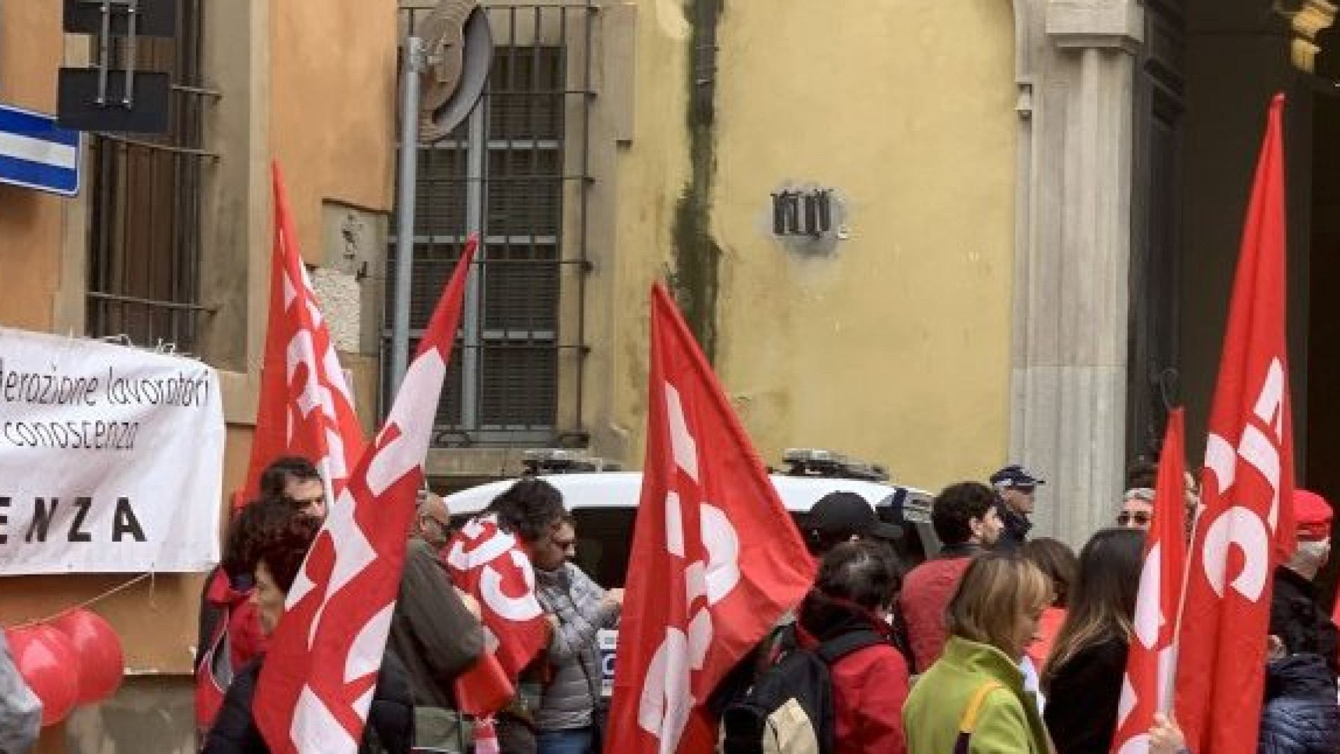 Presidio Flc Cgil davanti alla Prefettura: “Per un contratto giusto e un lavoro stabile”