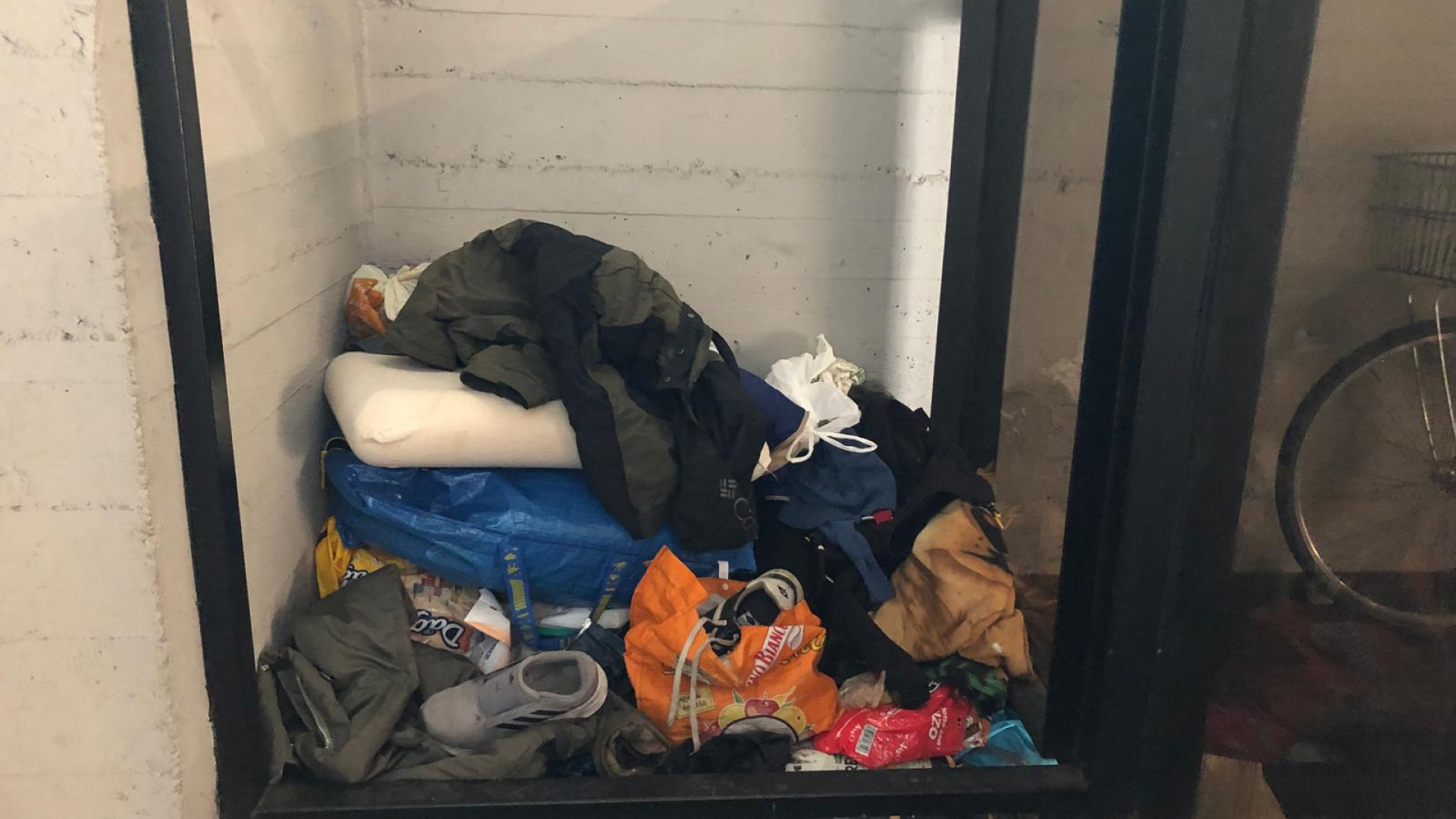 Dramma della solitudine in galleria, i negozianti: "Si trovi una soluzione"