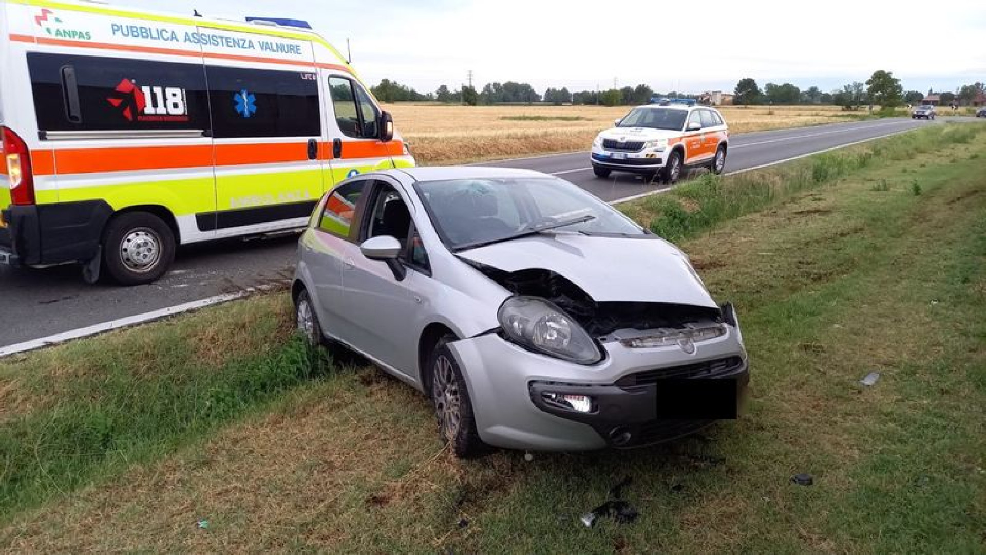 Esce di strada e finisce nel canale: giovane trovato positivo all'alcol test