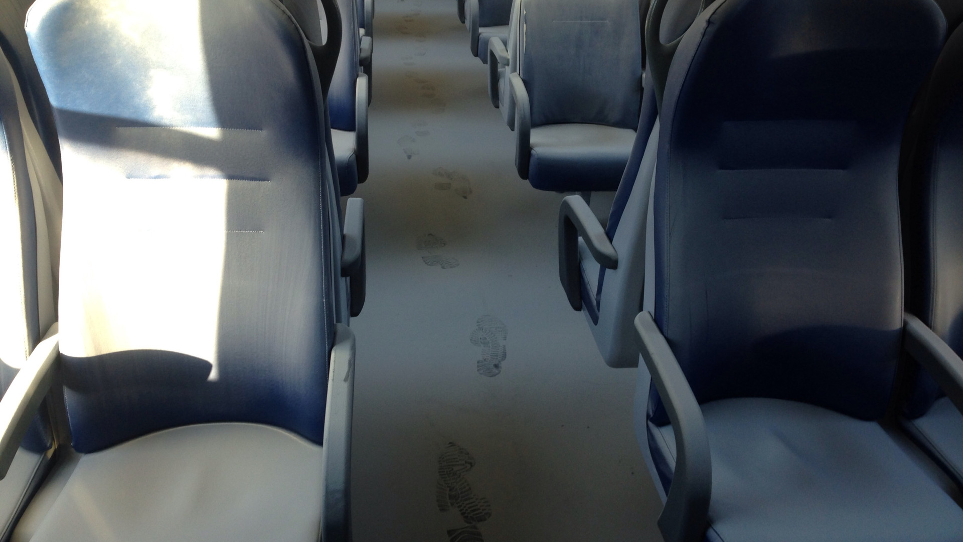 Vandali sul treno Piacenza-Ancona, disagi per i pendolari