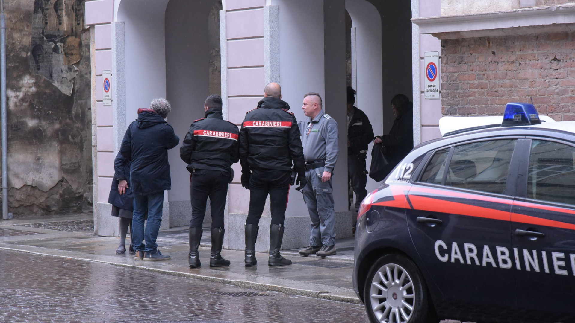 Scippa un'anziana ma viene fermata da un tassista. Arrestata, ingoia i soldi rubati
